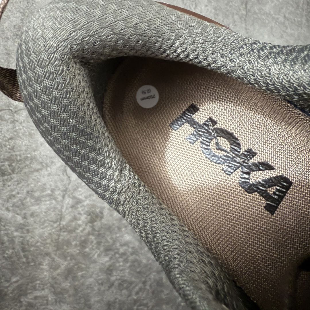 图片[8]-【纯原H版】HOKA ONE ONE Mafate Speed 2 Low CNY 玛法特2代系列低帮轻量户外越野休闲运动慢跑鞋 正确组合底 市场顶级版本 上脚赞到报爆 轻盈舒适 鞋面采用超轻的无缝架构 轻薄的TPU贴在透气的鞋面材料上 减轻重量同时也保证了支撑性 鞋底采用滚动平衡技术 引导跑者回归自然步态 祖传的神奇EVA材质中底依旧是一如既往地表现优秀 能提供充足的缓震 作为HOKA家的越野跑鞋 VIBRAM 橡胶大底也是必不可少的 即便在复杂湿滑的地形 依旧能有良好的抓地力及稳定性 鞋带采用了弹性不易松脱的扁宽弹性鞋带 前掌与中掌部分也进行了加宽 也更加适合亚洲人的脚型 是一款十分全面且足够强悍的户外硬核越野鞋 日常搭配的话短裤是基本不挑 阔腿裤 工装裤以及各种长筒牛仔裤都可以 尺码：36 36.5 37.5 38 38.5 39 40 40.5 41 42 42.5 43 44 44.5 45-选品中心