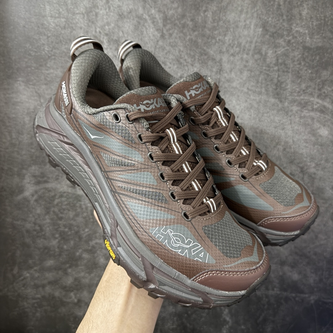 【纯原H版】HOKA ONE ONE Mafate Speed 2 Low CNY 玛法特2代系列低帮轻量户外越野休闲运动慢跑鞋 正确组合底 市场顶级版本 上脚赞到报爆 轻盈舒适 鞋面采用超轻的无缝架构 轻薄的TPU贴在透气的鞋面材料上 减轻重量同时也保证了支撑性 鞋底采用滚动平衡技术 引导跑者回归自然步态 祖传的神奇EVA材质中底依旧是一如既往地表现优秀 能提供充足的缓震 作为HOKA家的越野跑鞋 VIBRAM 橡胶大底也是必不可少的 即便在复杂湿滑的地形 依旧能有良好的抓地力及稳定性 鞋带采用了弹性不易松脱的扁宽弹性鞋带 前掌与中掌部分也进行了加宽 也更加适合亚洲人的脚型 是一款十分全面且足够强悍的户外硬核越野鞋 日常搭配的话短裤是基本不挑 阔腿裤 工装裤以及各种长筒牛仔裤都可以 尺码：36 36.5 37.5 38 38.5 39 40 40.5 41 42 42.5 43 44 44.5 45-选品中心