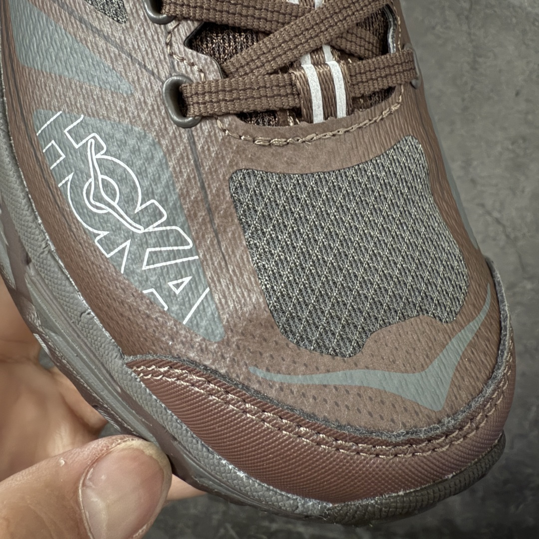 图片[5]-【纯原H版】HOKA ONE ONE Mafate Speed 2 Low CNY 玛法特2代系列低帮轻量户外越野休闲运动慢跑鞋 正确组合底 市场顶级版本 上脚赞到报爆 轻盈舒适 鞋面采用超轻的无缝架构 轻薄的TPU贴在透气的鞋面材料上 减轻重量同时也保证了支撑性 鞋底采用滚动平衡技术 引导跑者回归自然步态 祖传的神奇EVA材质中底依旧是一如既往地表现优秀 能提供充足的缓震 作为HOKA家的越野跑鞋 VIBRAM 橡胶大底也是必不可少的 即便在复杂湿滑的地形 依旧能有良好的抓地力及稳定性 鞋带采用了弹性不易松脱的扁宽弹性鞋带 前掌与中掌部分也进行了加宽 也更加适合亚洲人的脚型 是一款十分全面且足够强悍的户外硬核越野鞋 日常搭配的话短裤是基本不挑 阔腿裤 工装裤以及各种长筒牛仔裤都可以 尺码：36 36.5 37.5 38 38.5 39 40 40.5 41 42 42.5 43 44 44.5 45-选品中心