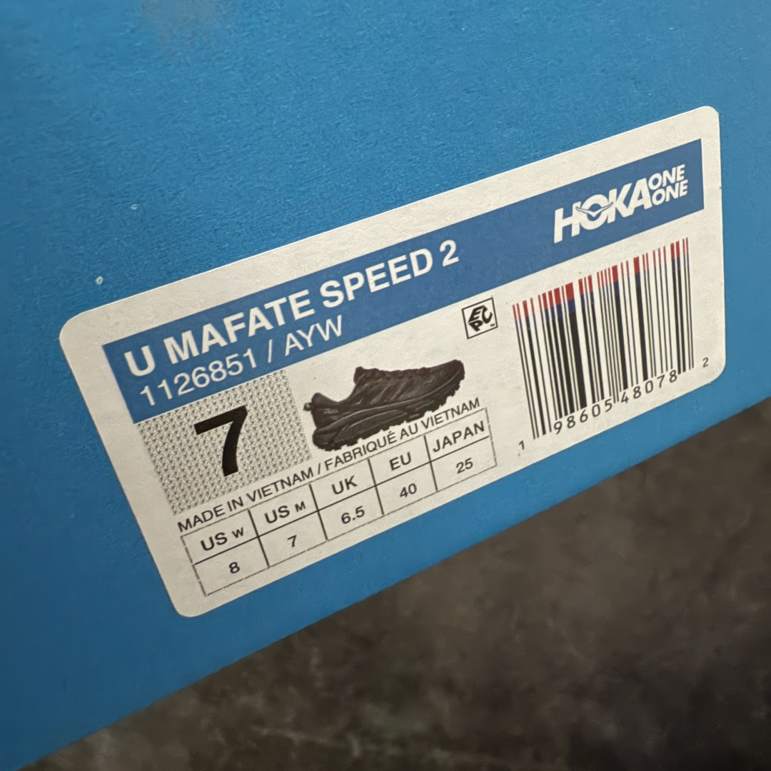 图片[10]-【纯原H版】HOKA ONE ONE Mafate Speed 2 Low CNY 玛法特2代系列低帮轻量户外越野休闲运动慢跑鞋 正确组合底 市场顶级版本 上脚赞到报爆 轻盈舒适 鞋面采用超轻的无缝架构 轻薄的TPU贴在透气的鞋面材料上 减轻重量同时也保证了支撑性 鞋底采用滚动平衡技术 引导跑者回归自然步态 祖传的神奇EVA材质中底依旧是一如既往地表现优秀 能提供充足的缓震 作为HOKA家的越野跑鞋 VIBRAM 橡胶大底也是必不可少的 即便在复杂湿滑的地形 依旧能有良好的抓地力及稳定性 鞋带采用了弹性不易松脱的扁宽弹性鞋带 前掌与中掌部分也进行了加宽 也更加适合亚洲人的脚型 是一款十分全面且足够强悍的户外硬核越野鞋 日常搭配的话短裤是基本不挑 阔腿裤 工装裤以及各种长筒牛仔裤都可以 尺码：36 36.5 37.5 38 38.5 39 40 40.5 41 42 42.5 43 44 44.5 45-选品中心