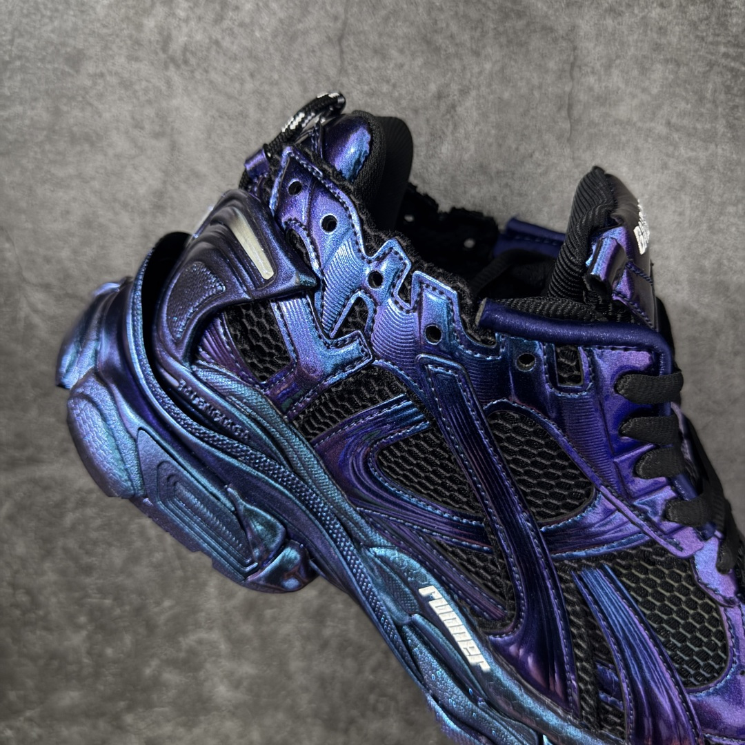 图片[7]-【纯原OK版】BALENCIAGA Runner 2.0 Sneaker 巴黎世家七代慢跑系列低帮复古野跑潮流运动鞋老爹鞋 尼龙和网布材质 磨损效果 鞋头边缘印有尺码 背面浮印尺码 外侧印有跑者徽标 鞋舌刺绣 Balenciaga 品牌标识 鞋跟背面 Balenciaga品牌标识 材质采用65%聚氨酯、35%聚酯纤维 全新 Runner 鞋型轮廓借鉴于 2000 年初的复古线条 搭载大网眼面料制成鞋面基础，由粉色、白色尼龍与橡胶质地覆盖鞋面诠释线条感 当中透过几道手缝线与折损痕更是精准的掌握历经时间淬炼的破旧痕迹 延续其手法至鞋领、鞋跟、鞋带、中底等部分均饰有破损及脏污之貌 尤其是鞋领处与鞋带孔眼条更是采用不规则做旧技术将内容物泡棉随机露出 尺码：35 36 37 38 39 40 41 42 43 44 45 46-选品中心