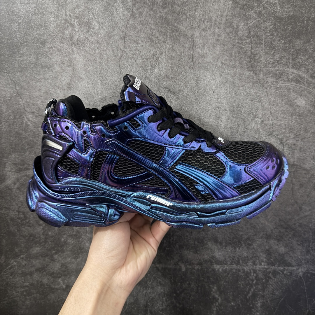 【纯原OK版】BALENCIAGA Runner 2.0 Sneaker 巴黎世家七代慢跑系列低帮复古野跑潮流运动鞋老爹鞋 尼龙和网布材质 磨损效果 鞋头边缘印有尺码 背面浮印尺码 外侧印有跑者徽标 鞋舌刺绣 Balenciaga 品牌标识 鞋跟背面 Balenciaga品牌标识 材质采用65%聚氨酯、35%聚酯纤维 全新 Runner 鞋型轮廓借鉴于 2000 年初的复古线条 搭载大网眼面料制成鞋面基础，由粉色、白色尼龍与橡胶质地覆盖鞋面诠释线条感 当中透过几道手缝线与折损痕更是精准的掌握历经时间淬炼的破旧痕迹 延续其手法至鞋领、鞋跟、鞋带、中底等部分均饰有破损及脏污之貌 尤其是鞋领处与鞋带孔眼条更是采用不规则做旧技术将内容物泡棉随机露出 尺码：35 36 37 38 39 40 41 42 43 44 45 46-选品中心