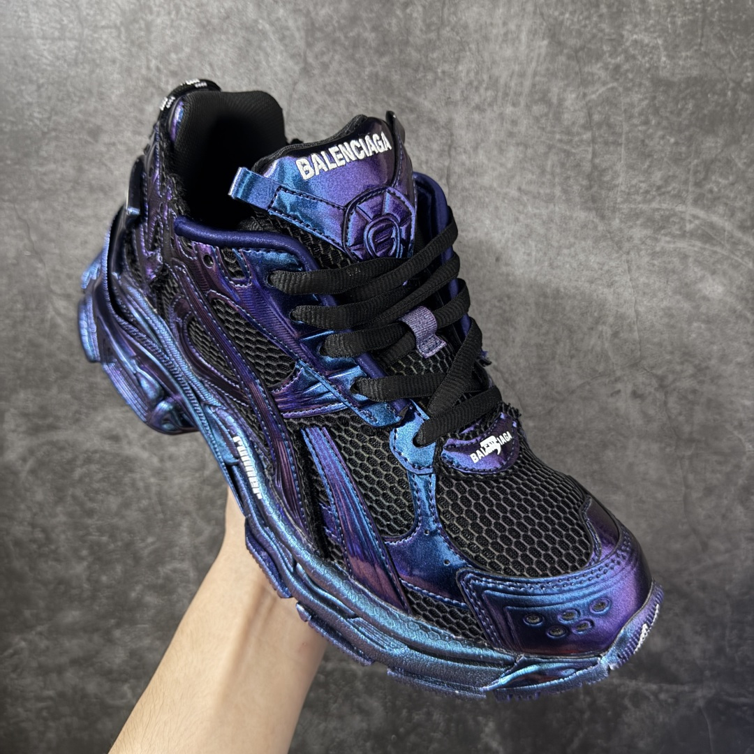 图片[3]-【纯原OK版】BALENCIAGA Runner 2.0 Sneaker 巴黎世家七代慢跑系列低帮复古野跑潮流运动鞋老爹鞋 尼龙和网布材质 磨损效果 鞋头边缘印有尺码 背面浮印尺码 外侧印有跑者徽标 鞋舌刺绣 Balenciaga 品牌标识 鞋跟背面 Balenciaga品牌标识 材质采用65%聚氨酯、35%聚酯纤维 全新 Runner 鞋型轮廓借鉴于 2000 年初的复古线条 搭载大网眼面料制成鞋面基础，由粉色、白色尼龍与橡胶质地覆盖鞋面诠释线条感 当中透过几道手缝线与折损痕更是精准的掌握历经时间淬炼的破旧痕迹 延续其手法至鞋领、鞋跟、鞋带、中底等部分均饰有破损及脏污之貌 尤其是鞋领处与鞋带孔眼条更是采用不规则做旧技术将内容物泡棉随机露出 尺码：35 36 37 38 39 40 41 42 43 44 45 46-选品中心