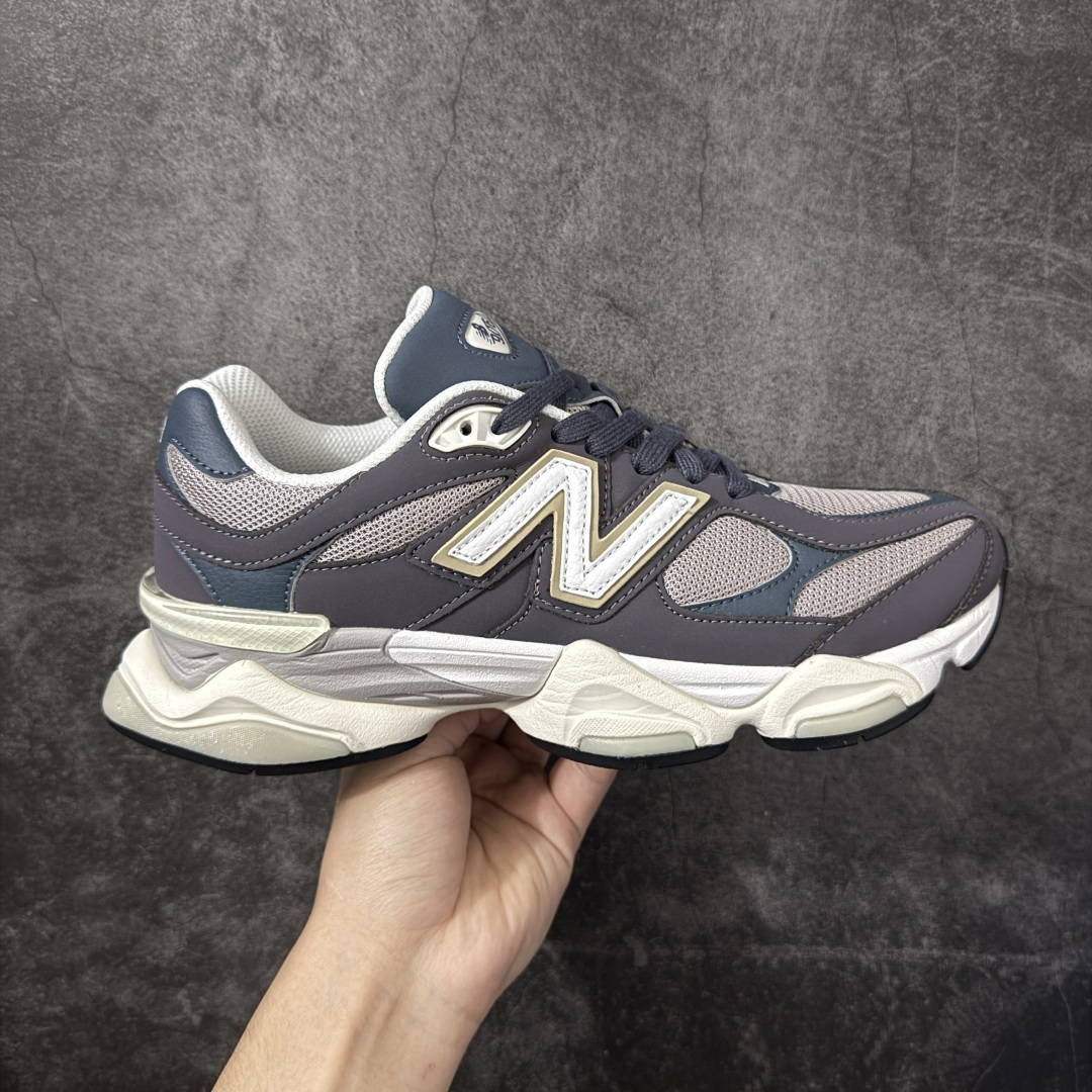 【纯原版】 New Balance NB9060 联名款 复古休闲运动慢跑鞋 U9060528 全套原楦原纸板原厂数据开发 进口三明治网面 原装进口翻毛皮料正确绒感卡色 正确中底拉帮中底网布细节 原厂标裁 带紫光防伪 定制后跟透明水晶模块 冲裁组合 大底贴合程度胶水上色把控完美 整洁度挑战全网艺术家 多道序QC把关品质完善 匠心打造 耗时两个月开发完成 工艺极其复杂难度可想而知 新开独立私模大底 全网唯一正确六层组合大底 高端零售专供产物 尺码：36 37 37.5 38 38.5 39 40 40.5 41 42 42.5 43 44 45 46.5-选品中心