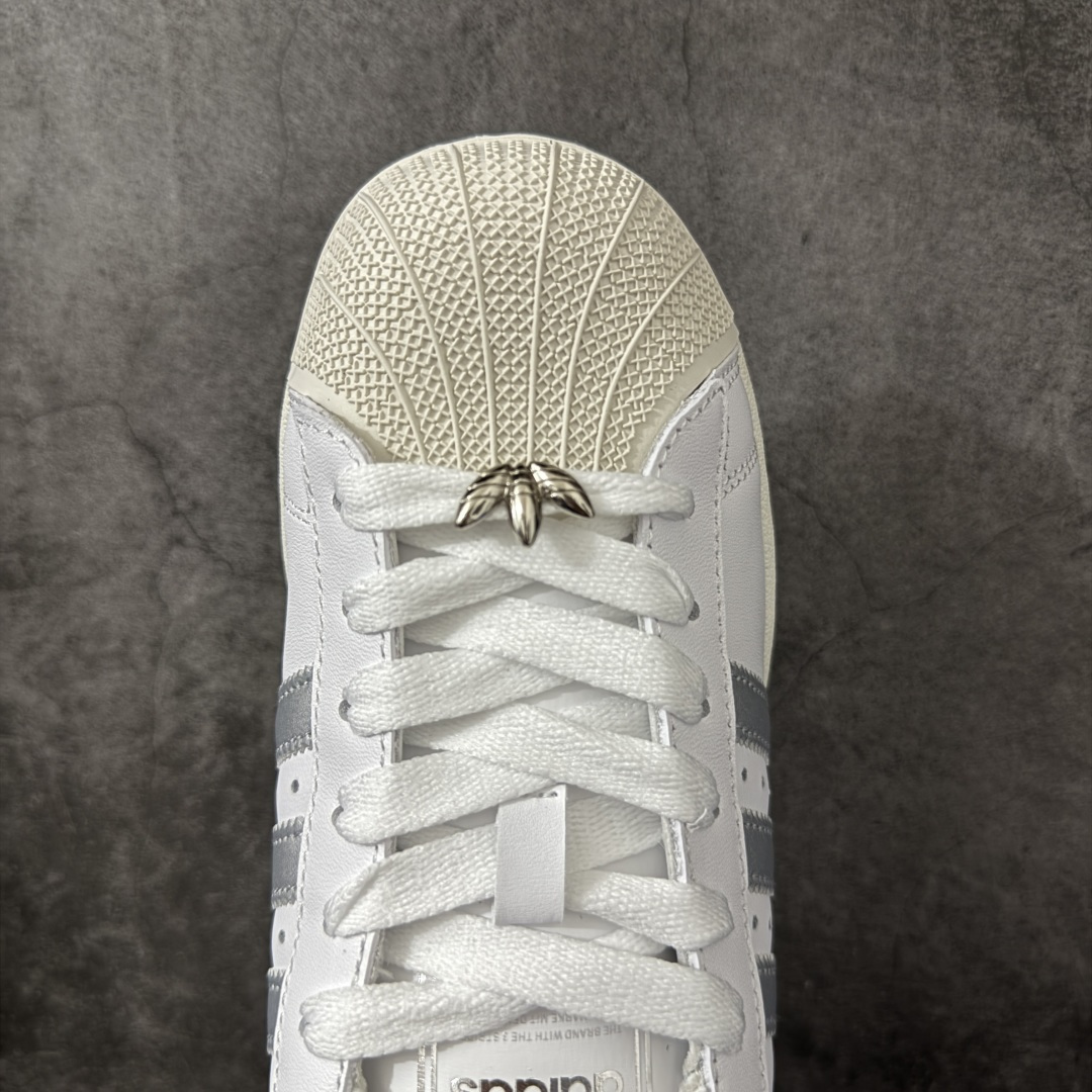 图片[5]-【H11顶级头层版】adidas originals Superstar 2 贝壳头 简约经典 舒适时尚 复古板鞋 男女同款 黑白 货号：KJ3551 全新升级版 皮料改进至头层原厂皮 原盒 原底原料 开模打造 原厂织唛鞋标 高精密准度 原楦原纸板开发 匹配原版98%以上 后跟垫棉独家呈现 反口里弧度正确 原厂鞋垫 背胶 后跟电绣针数 与正品一致 原厂皮料 原厂车缝线 质感无敌 皮料切割干净 无任何毛边 清洁度细节完美 进口港宝加持 后跟自然饱满 还原公司包裹性 鞋面采用原装数据贴合技术 全方位贴合包裹脚型 鞋跟部鞋底牵引设计 提供强大的抓地性能 更适应不同实战场地路面 尺码：35.5 36 36.5 37.5 38 38.5 39 40 40.5 41 42 42.5 43 44 45-选品中心