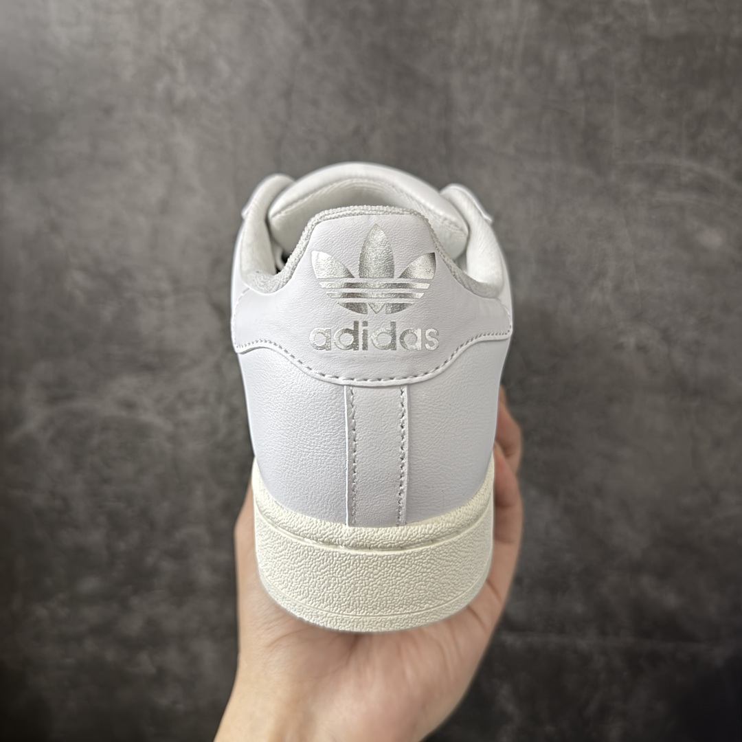图片[4]-【H11顶级头层版】adidas originals Superstar 2 贝壳头 简约经典 舒适时尚 复古板鞋 男女同款 黑白 货号：KJ3551 全新升级版 皮料改进至头层原厂皮 原盒 原底原料 开模打造 原厂织唛鞋标 高精密准度 原楦原纸板开发 匹配原版98%以上 后跟垫棉独家呈现 反口里弧度正确 原厂鞋垫 背胶 后跟电绣针数 与正品一致 原厂皮料 原厂车缝线 质感无敌 皮料切割干净 无任何毛边 清洁度细节完美 进口港宝加持 后跟自然饱满 还原公司包裹性 鞋面采用原装数据贴合技术 全方位贴合包裹脚型 鞋跟部鞋底牵引设计 提供强大的抓地性能 更适应不同实战场地路面 尺码：35.5 36 36.5 37.5 38 38.5 39 40 40.5 41 42 42.5 43 44 45-选品中心