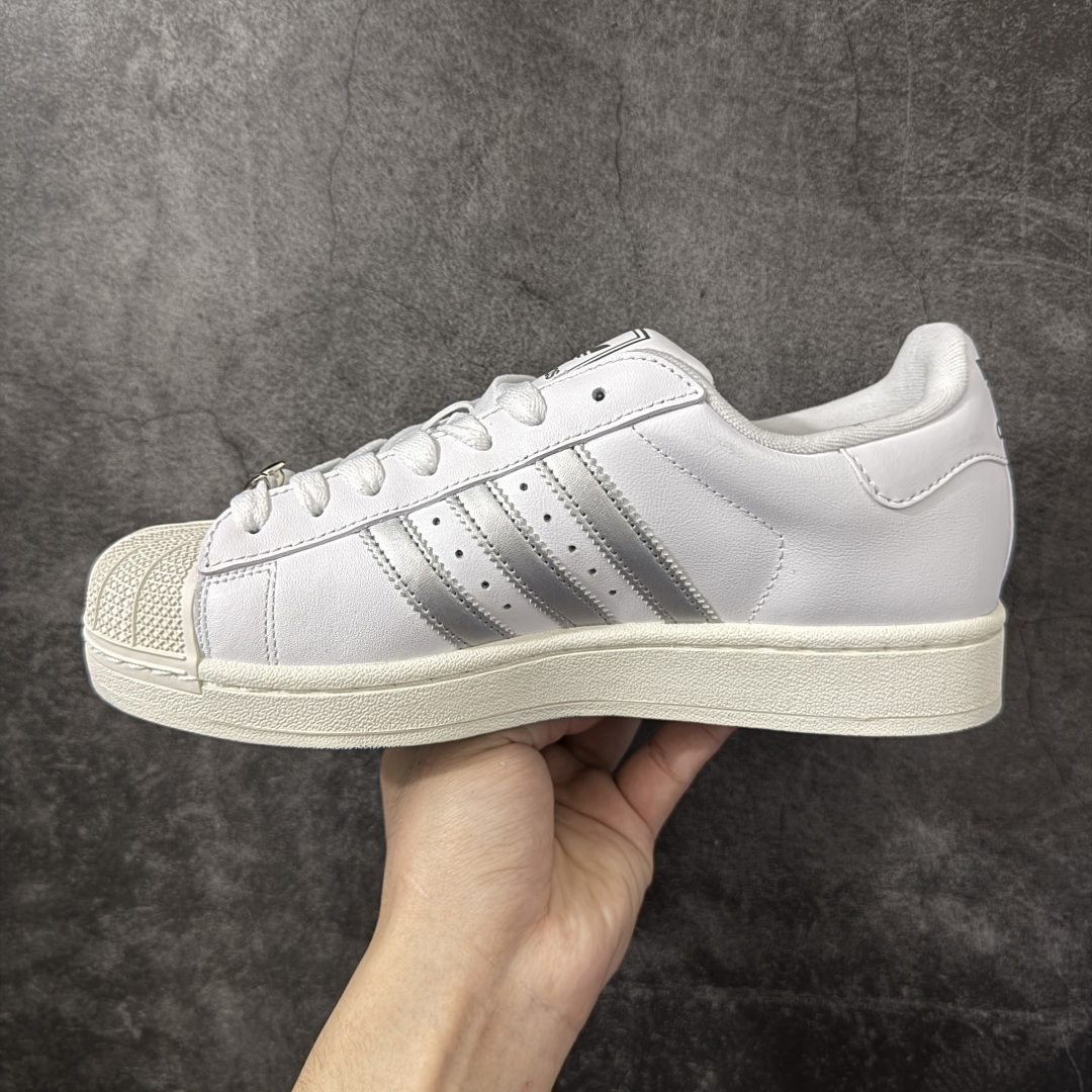 图片[2]-【H11顶级头层版】adidas originals Superstar 2 贝壳头 简约经典 舒适时尚 复古板鞋 男女同款 黑白 货号：KJ3551 全新升级版 皮料改进至头层原厂皮 原盒 原底原料 开模打造 原厂织唛鞋标 高精密准度 原楦原纸板开发 匹配原版98%以上 后跟垫棉独家呈现 反口里弧度正确 原厂鞋垫 背胶 后跟电绣针数 与正品一致 原厂皮料 原厂车缝线 质感无敌 皮料切割干净 无任何毛边 清洁度细节完美 进口港宝加持 后跟自然饱满 还原公司包裹性 鞋面采用原装数据贴合技术 全方位贴合包裹脚型 鞋跟部鞋底牵引设计 提供强大的抓地性能 更适应不同实战场地路面 尺码：35.5 36 36.5 37.5 38 38.5 39 40 40.5 41 42 42.5 43 44 45-选品中心
