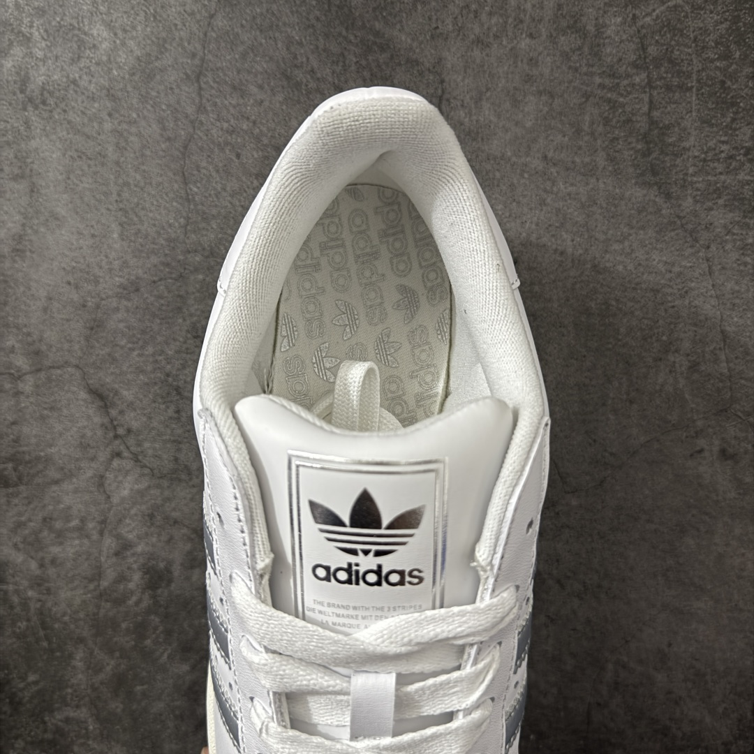 图片[8]-【H11顶级头层版】adidas originals Superstar 2 贝壳头 简约经典 舒适时尚 复古板鞋 男女同款 黑白 货号：KJ3551 全新升级版 皮料改进至头层原厂皮 原盒 原底原料 开模打造 原厂织唛鞋标 高精密准度 原楦原纸板开发 匹配原版98%以上 后跟垫棉独家呈现 反口里弧度正确 原厂鞋垫 背胶 后跟电绣针数 与正品一致 原厂皮料 原厂车缝线 质感无敌 皮料切割干净 无任何毛边 清洁度细节完美 进口港宝加持 后跟自然饱满 还原公司包裹性 鞋面采用原装数据贴合技术 全方位贴合包裹脚型 鞋跟部鞋底牵引设计 提供强大的抓地性能 更适应不同实战场地路面 尺码：35.5 36 36.5 37.5 38 38.5 39 40 40.5 41 42 42.5 43 44 45-选品中心