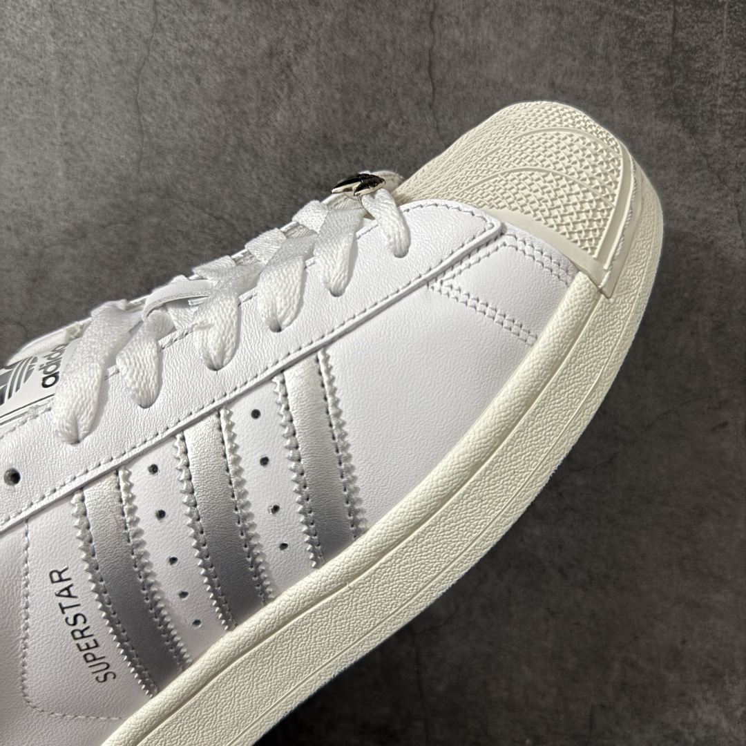 图片[6]-【H11顶级头层版】adidas originals Superstar 2 贝壳头 简约经典 舒适时尚 复古板鞋 男女同款 黑白 货号：KJ3551 全新升级版 皮料改进至头层原厂皮 原盒 原底原料 开模打造 原厂织唛鞋标 高精密准度 原楦原纸板开发 匹配原版98%以上 后跟垫棉独家呈现 反口里弧度正确 原厂鞋垫 背胶 后跟电绣针数 与正品一致 原厂皮料 原厂车缝线 质感无敌 皮料切割干净 无任何毛边 清洁度细节完美 进口港宝加持 后跟自然饱满 还原公司包裹性 鞋面采用原装数据贴合技术 全方位贴合包裹脚型 鞋跟部鞋底牵引设计 提供强大的抓地性能 更适应不同实战场地路面 尺码：35.5 36 36.5 37.5 38 38.5 39 40 40.5 41 42 42.5 43 44 45-选品中心