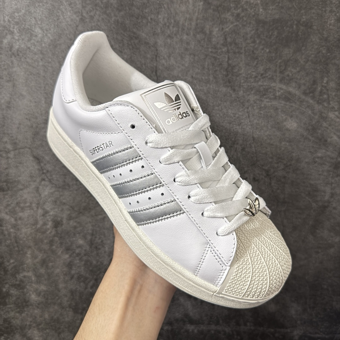 图片[3]-【H11顶级头层版】adidas originals Superstar 2 贝壳头 简约经典 舒适时尚 复古板鞋 男女同款 黑白 货号：KJ3551 全新升级版 皮料改进至头层原厂皮 原盒 原底原料 开模打造 原厂织唛鞋标 高精密准度 原楦原纸板开发 匹配原版98%以上 后跟垫棉独家呈现 反口里弧度正确 原厂鞋垫 背胶 后跟电绣针数 与正品一致 原厂皮料 原厂车缝线 质感无敌 皮料切割干净 无任何毛边 清洁度细节完美 进口港宝加持 后跟自然饱满 还原公司包裹性 鞋面采用原装数据贴合技术 全方位贴合包裹脚型 鞋跟部鞋底牵引设计 提供强大的抓地性能 更适应不同实战场地路面 尺码：35.5 36 36.5 37.5 38 38.5 39 40 40.5 41 42 42.5 43 44 45-选品中心