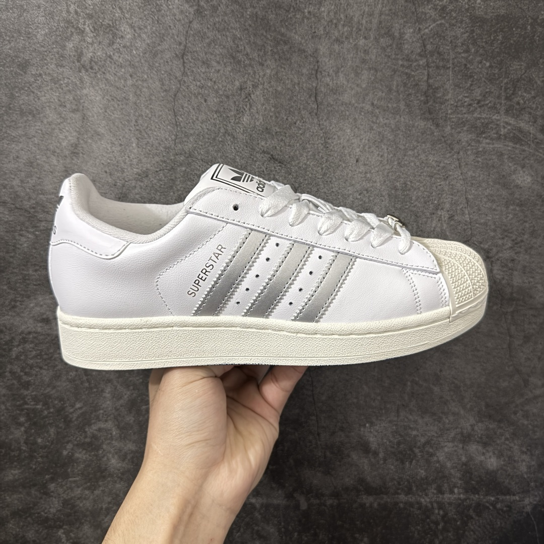 【H11顶级头层版】adidas originals Superstar 2 贝壳头 简约经典 舒适时尚 复古板鞋 男女同款 黑白 货号：KJ3551 全新升级版 皮料改进至头层原厂皮 原盒 原底原料 开模打造 原厂织唛鞋标 高精密准度 原楦原纸板开发 匹配原版98%以上 后跟垫棉独家呈现 反口里弧度正确 原厂鞋垫 背胶 后跟电绣针数 与正品一致 原厂皮料 原厂车缝线 质感无敌 皮料切割干净 无任何毛边 清洁度细节完美 进口港宝加持 后跟自然饱满 还原公司包裹性 鞋面采用原装数据贴合技术 全方位贴合包裹脚型 鞋跟部鞋底牵引设计 提供强大的抓地性能 更适应不同实战场地路面 尺码：35.5 36 36.5 37.5 38 38.5 39 40 40.5 41 42 42.5 43 44 45-选品中心