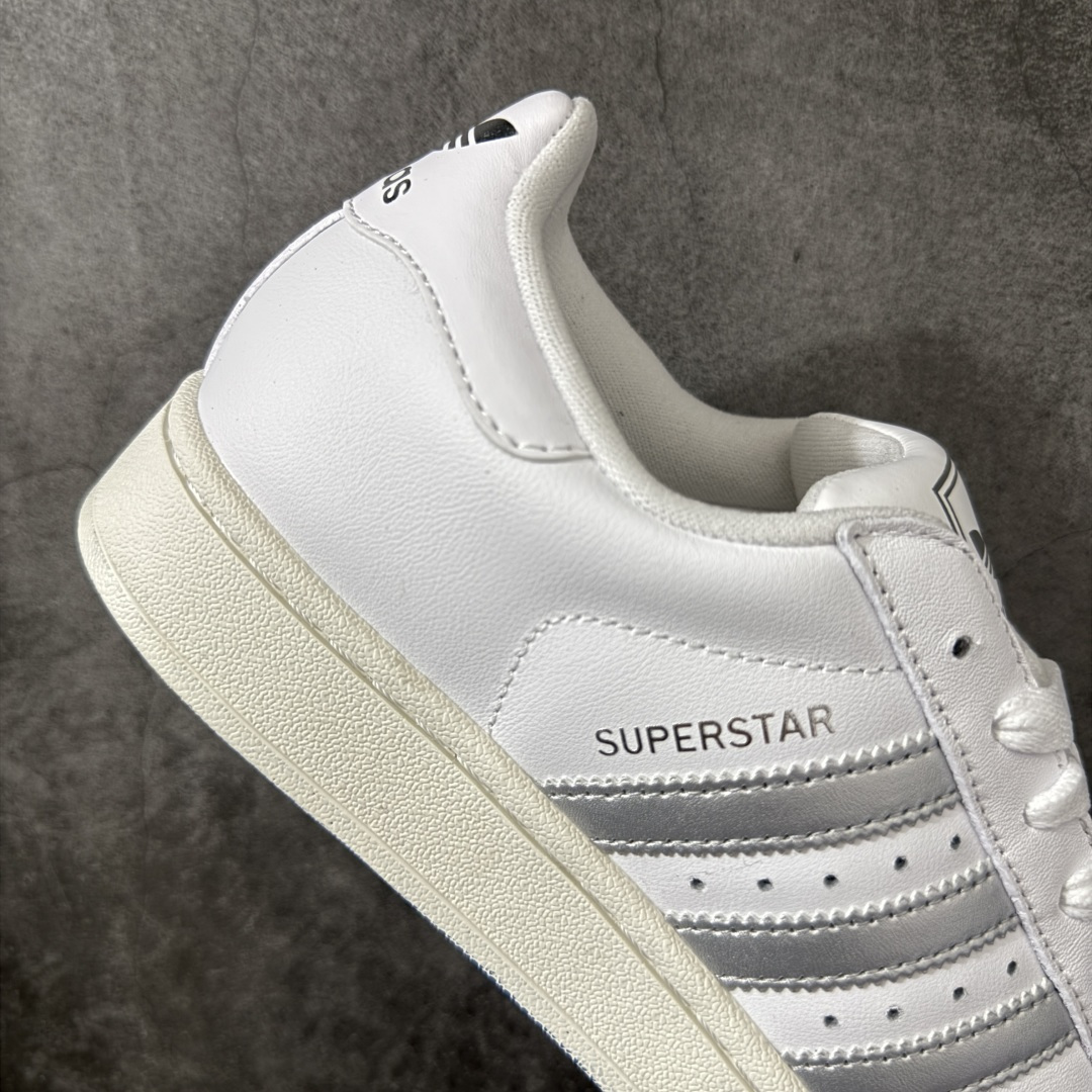 图片[7]-【H11顶级头层版】adidas originals Superstar 2 贝壳头 简约经典 舒适时尚 复古板鞋 男女同款 黑白 货号：KJ3551 全新升级版 皮料改进至头层原厂皮 原盒 原底原料 开模打造 原厂织唛鞋标 高精密准度 原楦原纸板开发 匹配原版98%以上 后跟垫棉独家呈现 反口里弧度正确 原厂鞋垫 背胶 后跟电绣针数 与正品一致 原厂皮料 原厂车缝线 质感无敌 皮料切割干净 无任何毛边 清洁度细节完美 进口港宝加持 后跟自然饱满 还原公司包裹性 鞋面采用原装数据贴合技术 全方位贴合包裹脚型 鞋跟部鞋底牵引设计 提供强大的抓地性能 更适应不同实战场地路面 尺码：35.5 36 36.5 37.5 38 38.5 39 40 40.5 41 42 42.5 43 44 45-选品中心