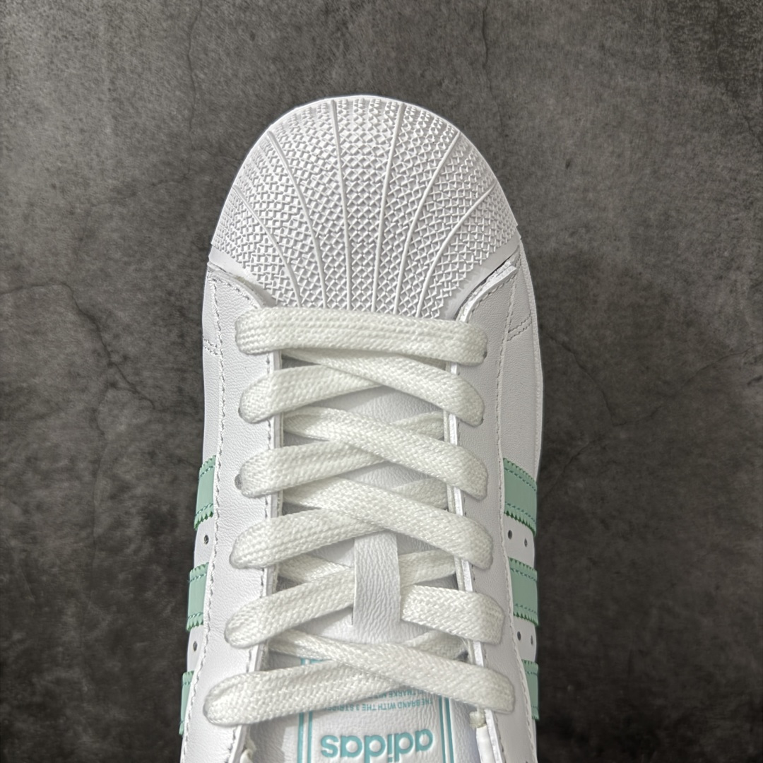 图片[5]-【H11顶级头层版】adidas originals Superstar 2 贝壳头 简约经典 舒适时尚 复古板鞋 男女同款 黑白 货号：JH7060 全新升级版 皮料改进至头层原厂皮 原盒 原底原料 开模打造 原厂织唛鞋标 高精密准度 原楦原纸板开发 匹配原版98%以上 后跟垫棉独家呈现 反口里弧度正确 原厂鞋垫 背胶 后跟电绣针数 与正品一致 原厂皮料 原厂车缝线 质感无敌 皮料切割干净 无任何毛边 清洁度细节完美 进口港宝加持 后跟自然饱满 还原公司包裹性 鞋面采用原装数据贴合技术 全方位贴合包裹脚型 鞋跟部鞋底牵引设计 提供强大的抓地性能 更适应不同实战场地路面 尺码：35.5 36 36.5 37.5 38 38.5 39 40 40.5 41 42 42.5 43 44 45-选品中心