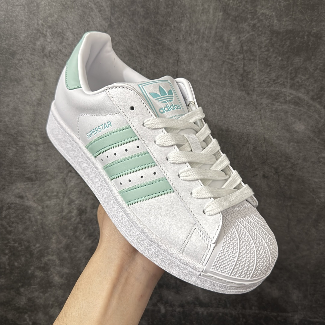 图片[3]-【H11顶级头层版】adidas originals Superstar 2 贝壳头 简约经典 舒适时尚 复古板鞋 男女同款 黑白 货号：JH7060 全新升级版 皮料改进至头层原厂皮 原盒 原底原料 开模打造 原厂织唛鞋标 高精密准度 原楦原纸板开发 匹配原版98%以上 后跟垫棉独家呈现 反口里弧度正确 原厂鞋垫 背胶 后跟电绣针数 与正品一致 原厂皮料 原厂车缝线 质感无敌 皮料切割干净 无任何毛边 清洁度细节完美 进口港宝加持 后跟自然饱满 还原公司包裹性 鞋面采用原装数据贴合技术 全方位贴合包裹脚型 鞋跟部鞋底牵引设计 提供强大的抓地性能 更适应不同实战场地路面 尺码：35.5 36 36.5 37.5 38 38.5 39 40 40.5 41 42 42.5 43 44 45-选品中心