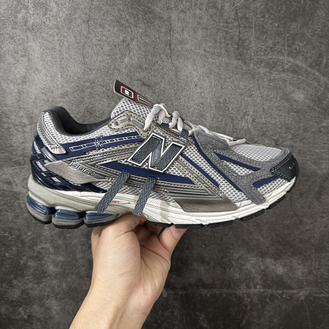 【GS纯原】新百伦 New Balance M1906系列 复古运动鞋单品宝藏老爹鞋 U19064F6 高端品质 正确六层组合底 市场唯一防伪蓝光跳码鞋标💪🏻 作为NB最经典的档案鞋型之一，与2002一样，1906有着NB最成熟的技术加持和复古款式，而本次推出的版本参照2002r的定位，相信会在性价两端做出权衡。单从造型上来看，依旧是vibe风格，味道很正，细节也很酷，这双1906r无疑必能打入复古跑鞋爱好者的年度鞋款名录。 尺码：36-45半-选品中心