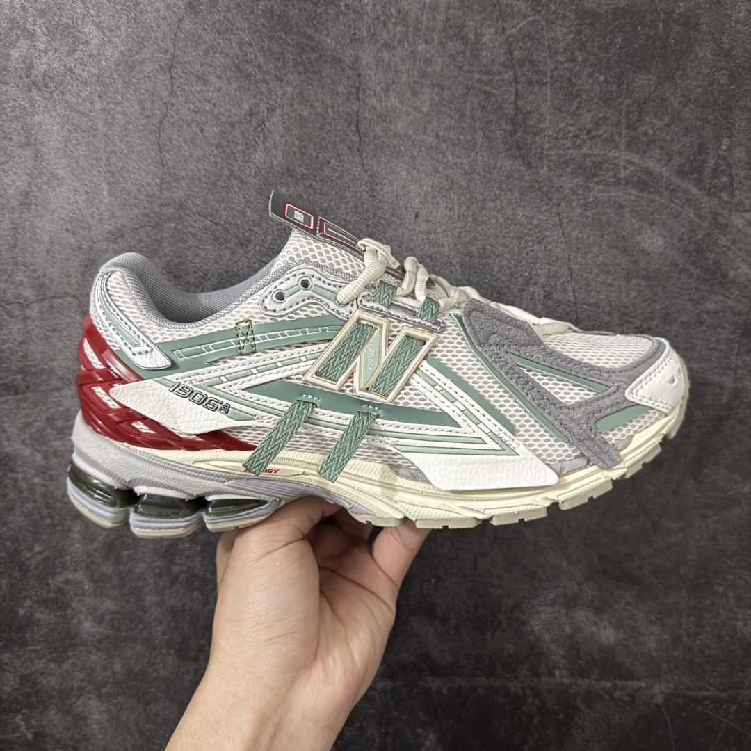 【GS纯原】新百伦 New Balance M1906系列 复古运动鞋单品宝藏老爹鞋 U19065DY 高端品质 正确六层组合底 市场唯一防伪蓝光跳码鞋标💪🏻 作为NB最经典的档案鞋型之一，与2002一样，1906有着NB最成熟的技术加持和复古款式，而本次推出的版本参照2002r的定位，相信会在性价两端做出权衡。单从造型上来看，依旧是vibe风格，味道很正，细节也很酷，这双1906r无疑必能打入复古跑鞋爱好者的年度鞋款名录。 尺码：36-45半-选品中心