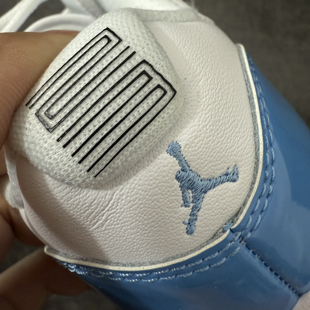 图片[2]-【外贸大厂版】Air Jordan 11 Retro AJ11复刻白蓝 货号：FV5104-100   原楦原档案数据开模打造 原厂中底拉帮钢印 原厂漆皮 防冻不开裂 头层皮料 原装鞋撑 水晶大底正确色度色泽 原楦原数据刺绣 原厂车缝走线及对位 毫厘不差 飞人logo采用原数据电脑刺绣 原装正品碳纤维真实碳板 增强抗扭 原内标 原盒标 正确官方原盒 原厂防氧化水晶外底 原厂配套厂全掌solo气垫 尺码：40 40.5 41 42 42.5 43 44 44.5 45 46 47.5 48.5-选品中心