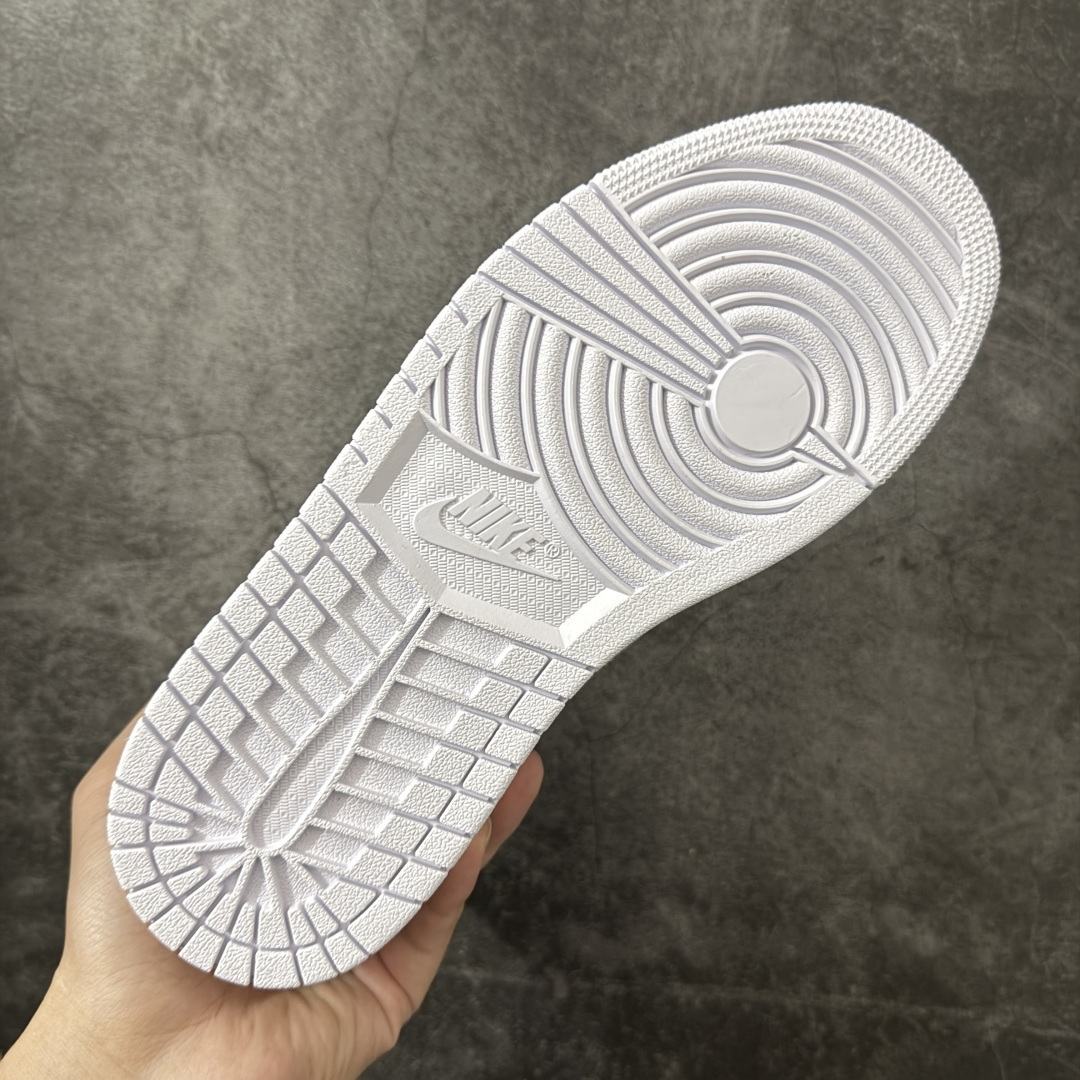 图片[9]-【KZ纯原】AJ1 OW联名款 纯白 全白 欧洲限定Off White x Air Jordan 货号：AA3834-100 尺码：40-48.5 此前历经多次曝光的Off-Whitex AirJordan1\”阿拉斯加\”已正式更名为 Virgil Abloh Archive x Air Jordan 1 High OG\”Alaska\”。这款鞋沿用2018年「欧限」版本的设计元素，同时采用侧边镂空式全新包装，搭配透明内盒与印有「现代主义并非新生事物」字样的阿布洛主题手册，呼应维吉尔的核心设计理念 注意：配件损坏丢失退货扣60 尺码：40-48.5-选品中心