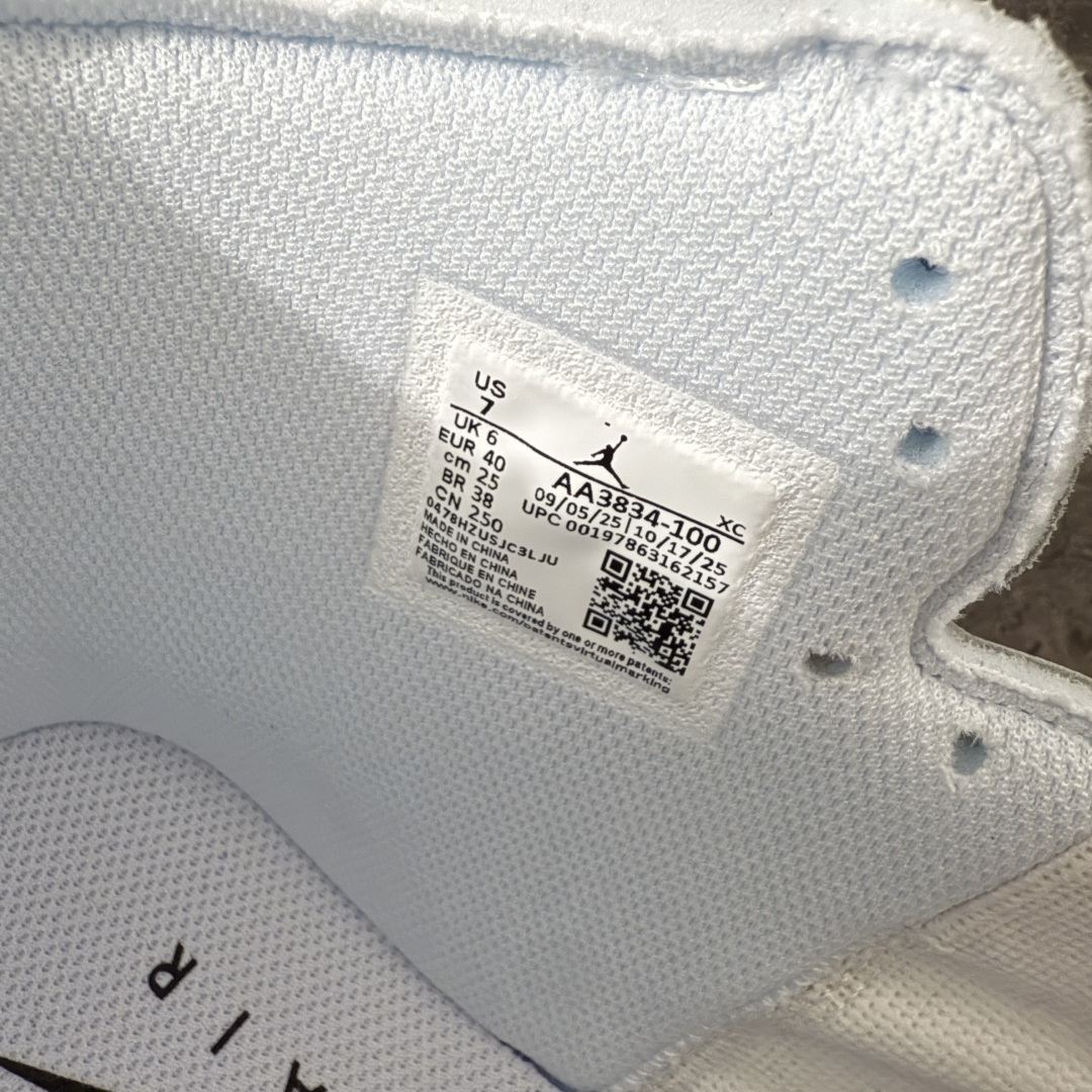 图片[9]-【KZ纯原】AJ1 OW联名款 纯白 全白 欧洲限定Off White x Air Jordan 货号：AA3834-100 尺码：40-48.5 此前历经多次曝光的Off-Whitex AirJordan1\”阿拉斯加\”已正式更名为 Virgil Abloh Archive x Air Jordan 1 High OG\”Alaska\”。这款鞋沿用2018年「欧限」版本的设计元素，同时采用侧边镂空式全新包装，搭配透明内盒与印有「现代主义并非新生事物」字样的阿布洛主题手册，呼应维吉尔的核心设计理念 注意：配件损坏丢失退货扣60 尺码：40-48.5-选品中心