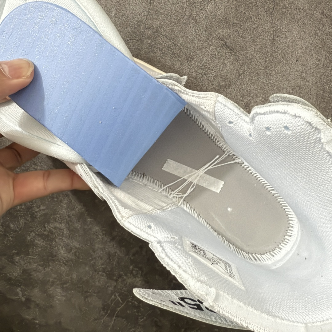图片[11]-【KZ纯原】AJ1 OW联名款 纯白 全白 欧洲限定Off White x Air Jordan 货号：AA3834-100 尺码：40-48.5 此前历经多次曝光的Off-Whitex AirJordan1\”阿拉斯加\”已正式更名为 Virgil Abloh Archive x Air Jordan 1 High OG\”Alaska\”。这款鞋沿用2018年「欧限」版本的设计元素，同时采用侧边镂空式全新包装，搭配透明内盒与印有「现代主义并非新生事物」字样的阿布洛主题手册，呼应维吉尔的核心设计理念 注意：配件损坏丢失退货扣60 尺码：40-48.5-选品中心