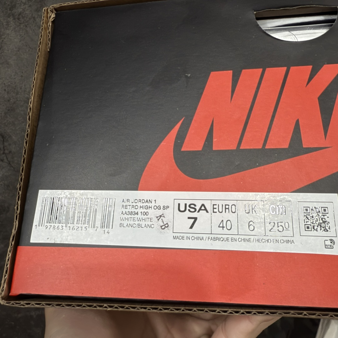 图片[16]-【KZ纯原】AJ1 OW联名款 纯白 全白 欧洲限定Off White x Air Jordan 货号：AA3834-100 尺码：40-48.5 此前历经多次曝光的Off-Whitex AirJordan1\”阿拉斯加\”已正式更名为 Virgil Abloh Archive x Air Jordan 1 High OG\”Alaska\”。这款鞋沿用2018年「欧限」版本的设计元素，同时采用侧边镂空式全新包装，搭配透明内盒与印有「现代主义并非新生事物」字样的阿布洛主题手册，呼应维吉尔的核心设计理念 注意：配件损坏丢失退货扣60 尺码：40-48.5-选品中心