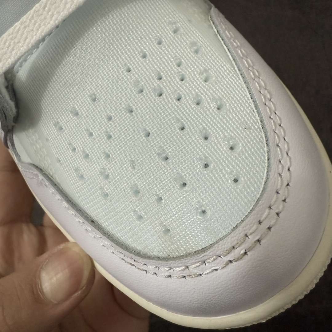 图片[7]-【KZ纯原】AJ1 OW联名款 纯白 全白 欧洲限定Off White x Air Jordan 货号：AA3834-100 尺码：40-48.5 此前历经多次曝光的Off-Whitex AirJordan1\”阿拉斯加\”已正式更名为 Virgil Abloh Archive x Air Jordan 1 High OG\”Alaska\”。这款鞋沿用2018年「欧限」版本的设计元素，同时采用侧边镂空式全新包装，搭配透明内盒与印有「现代主义并非新生事物」字样的阿布洛主题手册，呼应维吉尔的核心设计理念 注意：配件损坏丢失退货扣60 尺码：40-48.5-选品中心