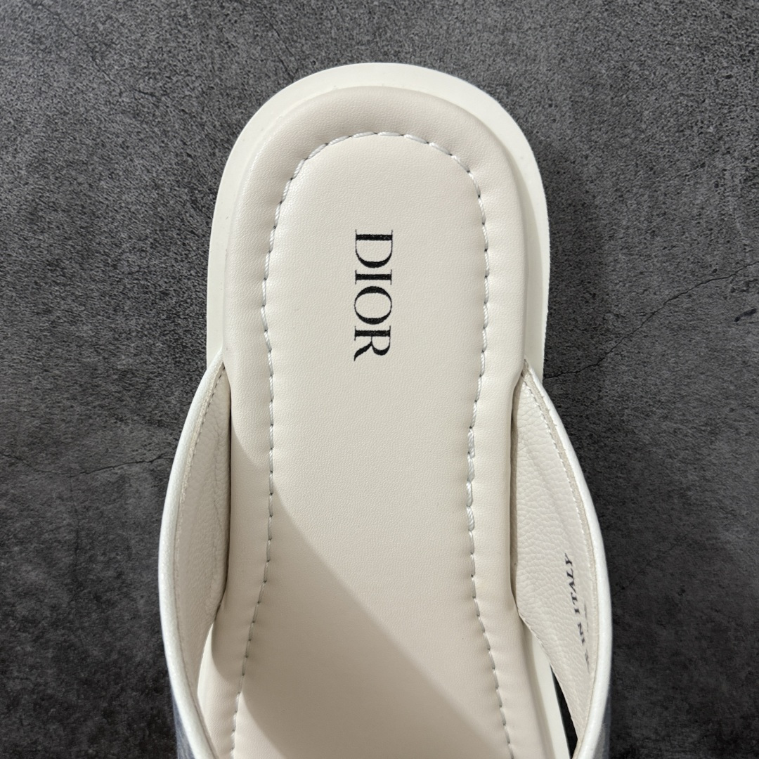 图片[7]-【广东版本】Dior迪奥 26ss 春夏新款 圆头平底一字拖鞋 男款 米色拖鞋 凉鞋 原版购入开发 做货 这款 Dior Alias 凉鞋致敬运动风格经典标识，彰显 Dior 的高订精神。采用黑色橡胶精心制作，Oblique 印花鞋面，饰以同色调牛皮革细节提升格调。橡胶鞋底融入多种元素，饰以 Dior 标志更显精致，彰显未来主义风格。可与短裤或牛仔裤搭配穿着 尺码：38 39 40 41 42 43 44 45-选品中心