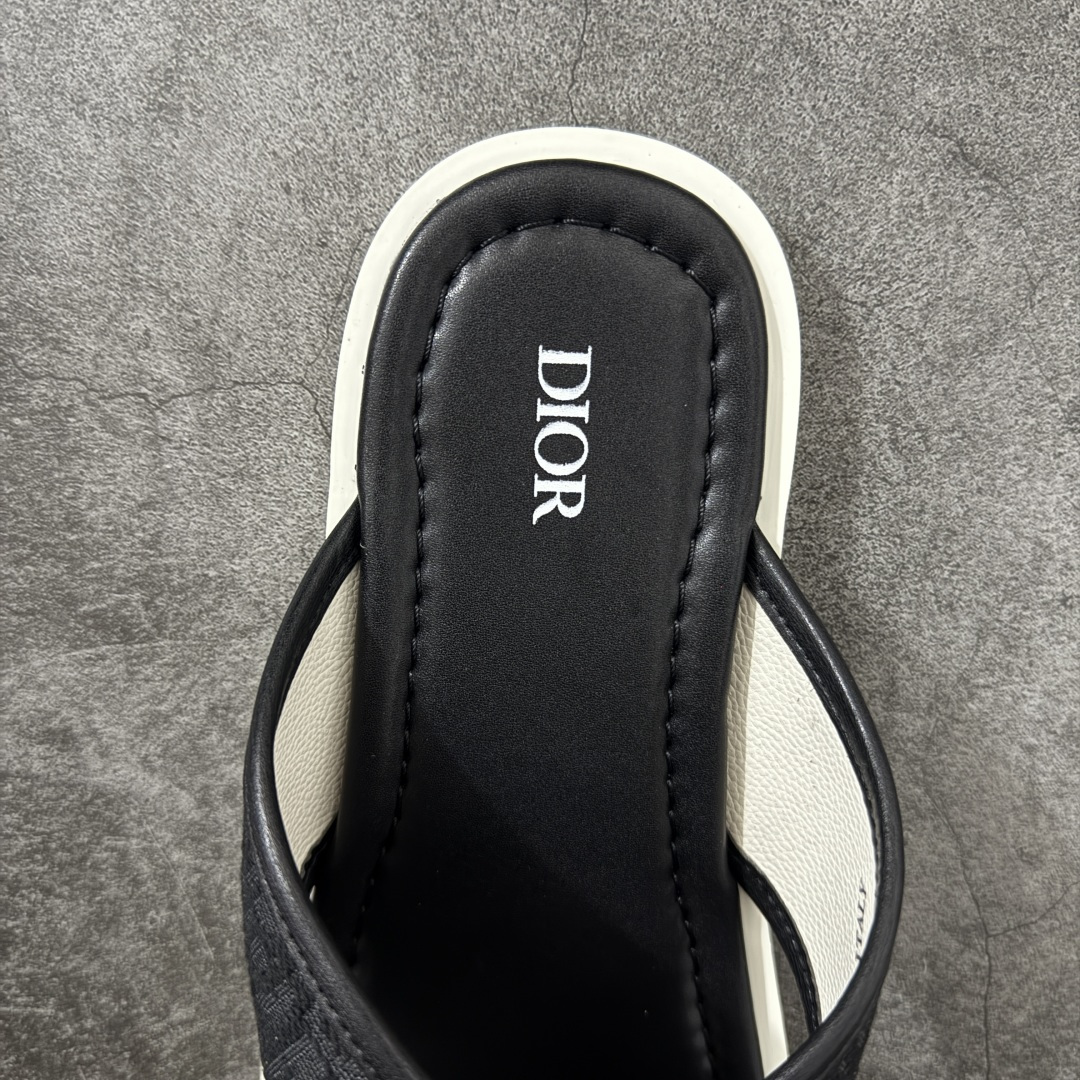 图片[8]-【广东版本】Dior迪奥 26ss 春夏新款 圆头平底一字拖鞋 男款 米色拖鞋 凉鞋 原版购入开发 做货 这款 Dior Alias 凉鞋致敬运动风格经典标识，彰显 Dior 的高订精神。采用黑色橡胶精心制作，Oblique 印花鞋面，饰以同色调牛皮革细节提升格调。橡胶鞋底融入多种元素，饰以 Dior 标志更显精致，彰显未来主义风格。可与短裤或牛仔裤搭配穿着 尺码：38 39 40 41 42 43 44 45-选品中心