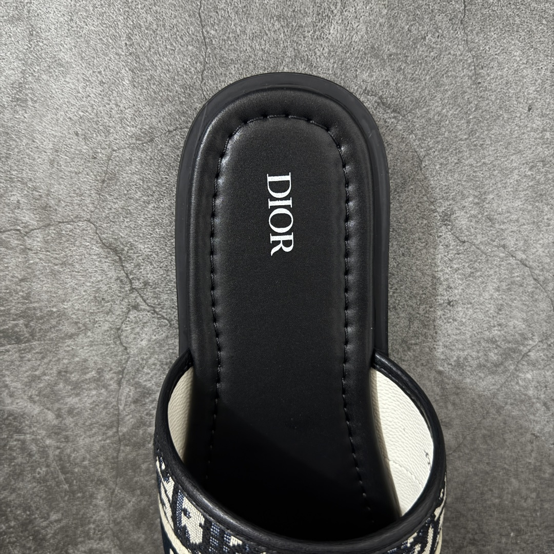 图片[8]-【广东版本】Dior迪奥 26ss 春夏新款 圆头平底一字拖鞋 男款 米色拖鞋 凉鞋 原版购入开发 做货 这款 Dior Alias 凉鞋致敬运动风格经典标识，彰显 Dior 的高订精神。采用黑色橡胶精心制作，Oblique 印花鞋面，饰以同色调牛皮革细节提升格调。橡胶鞋底融入多种元素，饰以 Dior 标志更显精致，彰显未来主义风格。可与短裤或牛仔裤搭配穿着 尺码：38 39 40 41 42 43 44 45-选品中心