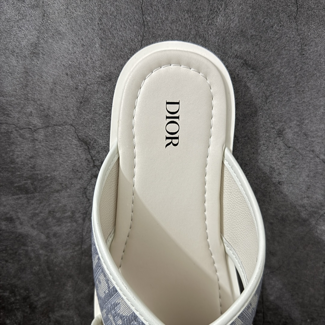 图片[8]-【广东版本】Dior迪奥 26ss 春夏新款 圆头平底一字拖鞋 男款 米色拖鞋 凉鞋 原版购入开发 做货 这款 Dior Alias 凉鞋致敬运动风格经典标识，彰显 Dior 的高订精神。采用黑色橡胶精心制作，Oblique 印花鞋面，饰以同色调牛皮革细节提升格调。橡胶鞋底融入多种元素，饰以 Dior 标志更显精致，彰显未来主义风格。可与短裤或牛仔裤搭配穿着 尺码：38 39 40 41 42 43 44 45-选品中心