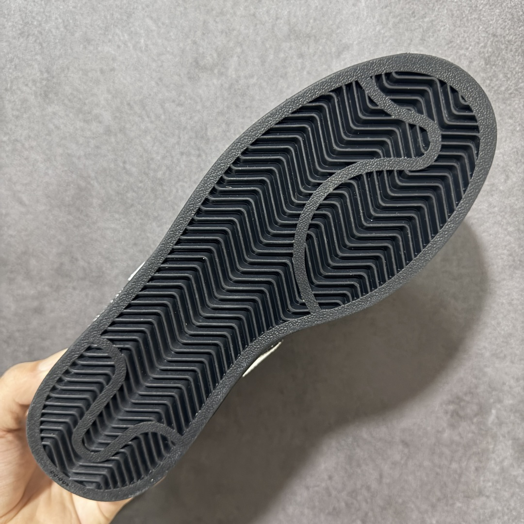 图片[9]-【定制款】Adidas Original Superstar 2 阿迪达斯 低帮 雪花款 贝壳头2代防滑耐磨轻便低邦板鞋 鞋身整体以黑色皮革打造，搭配经典黑色贝壳头，鞋身两侧经典锯齿三条杠Logo后侧采用雪花图案点缀，鞋带采用蕾丝状，都是整双鞋的点晴之笔，后跟装饰片白色，压印logo，最后以黑色大底完善整体设计收尾。复古运动风混搭趣味感。 货号：JH9977 尺码：35¹/₃ 36 36²/₃ 37¹/₃ 38 38²/₃ 39¹/₃ 40-选品中心