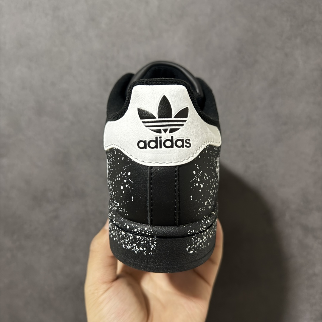 图片[4]-【定制款】Adidas Original Superstar 2 阿迪达斯 低帮 雪花款 贝壳头2代防滑耐磨轻便低邦板鞋 鞋身整体以黑色皮革打造，搭配经典黑色贝壳头，鞋身两侧经典锯齿三条杠Logo后侧采用雪花图案点缀，鞋带采用蕾丝状，都是整双鞋的点晴之笔，后跟装饰片白色，压印logo，最后以黑色大底完善整体设计收尾。复古运动风混搭趣味感。 货号：JH9977 尺码：35¹/₃ 36 36²/₃ 37¹/₃ 38 38²/₃ 39¹/₃ 40-选品中心