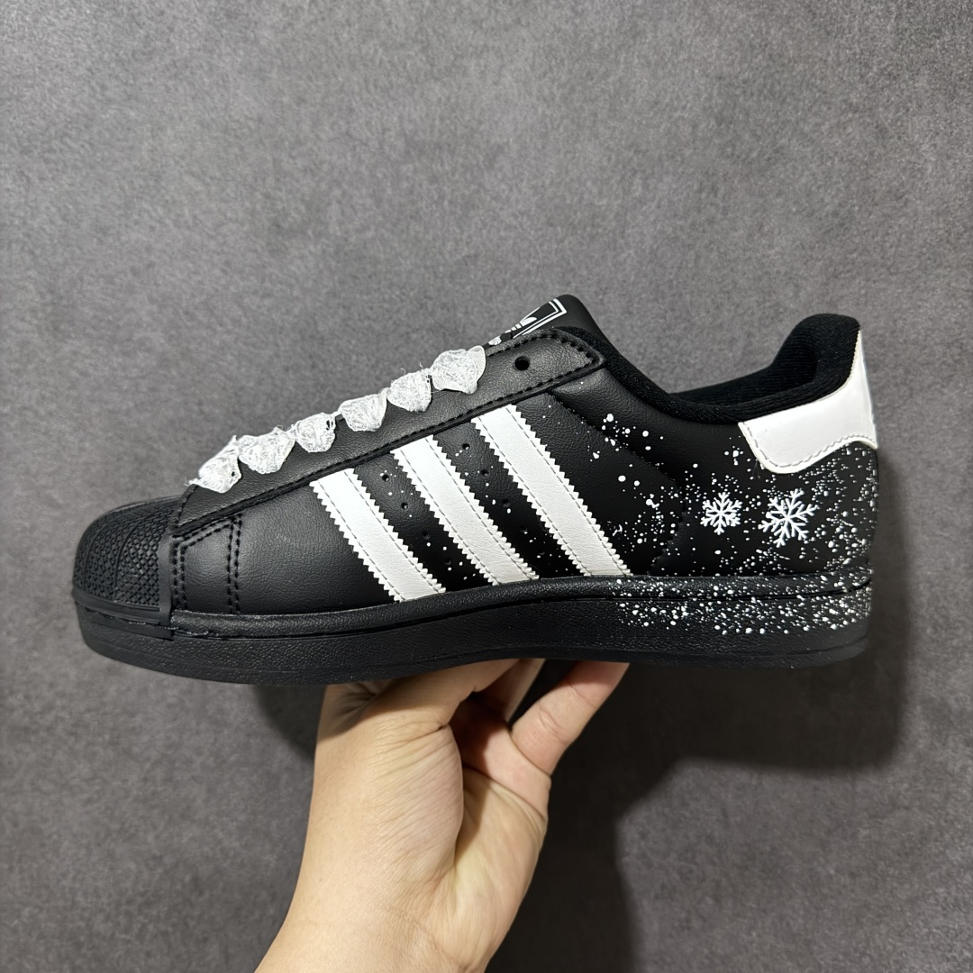 图片[2]-【定制款】Adidas Original Superstar 2 阿迪达斯 低帮 雪花款 贝壳头2代防滑耐磨轻便低邦板鞋 鞋身整体以黑色皮革打造，搭配经典黑色贝壳头，鞋身两侧经典锯齿三条杠Logo后侧采用雪花图案点缀，鞋带采用蕾丝状，都是整双鞋的点晴之笔，后跟装饰片白色，压印logo，最后以黑色大底完善整体设计收尾。复古运动风混搭趣味感。 货号：JH9977 尺码：35¹/₃ 36 36²/₃ 37¹/₃ 38 38²/₃ 39¹/₃ 40-选品中心
