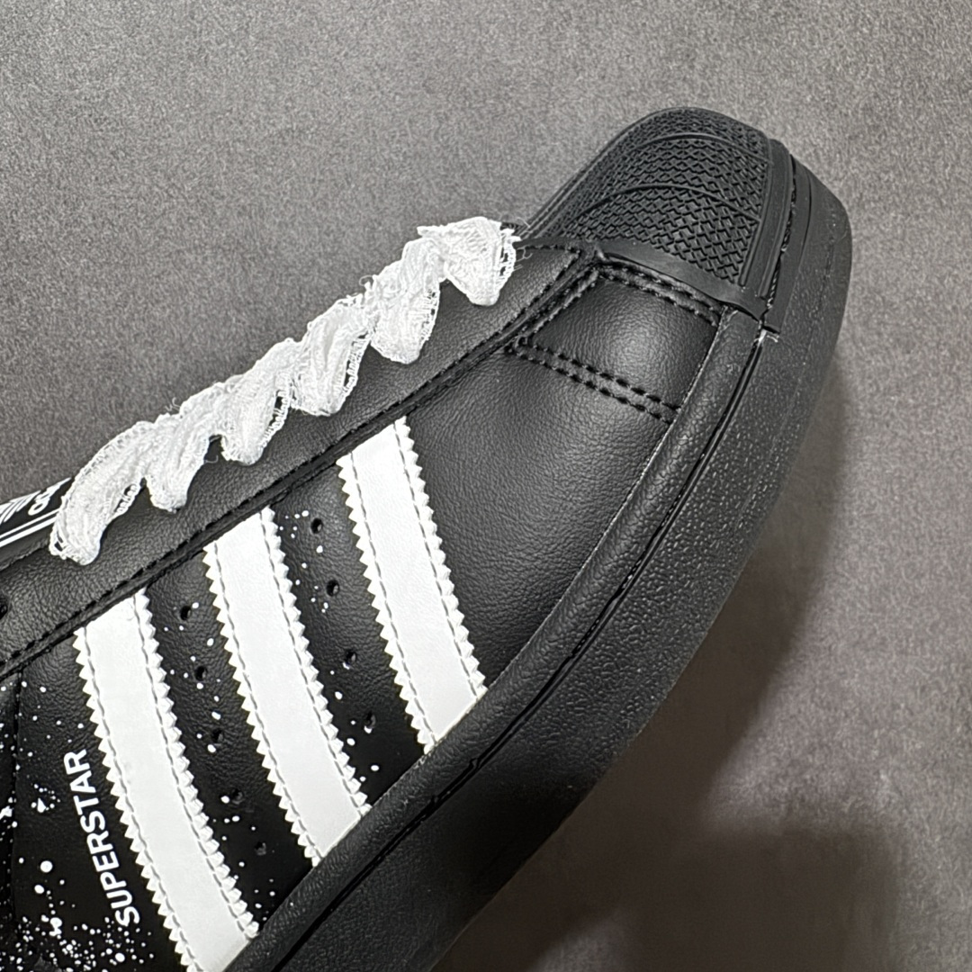 图片[8]-【定制款】Adidas Original Superstar 2 阿迪达斯 低帮 雪花款 贝壳头2代防滑耐磨轻便低邦板鞋 鞋身整体以黑色皮革打造，搭配经典黑色贝壳头，鞋身两侧经典锯齿三条杠Logo后侧采用雪花图案点缀，鞋带采用蕾丝状，都是整双鞋的点晴之笔，后跟装饰片白色，压印logo，最后以黑色大底完善整体设计收尾。复古运动风混搭趣味感。 货号：JH9977 尺码：35¹/₃ 36 36²/₃ 37¹/₃ 38 38²/₃ 39¹/₃ 40-选品中心
