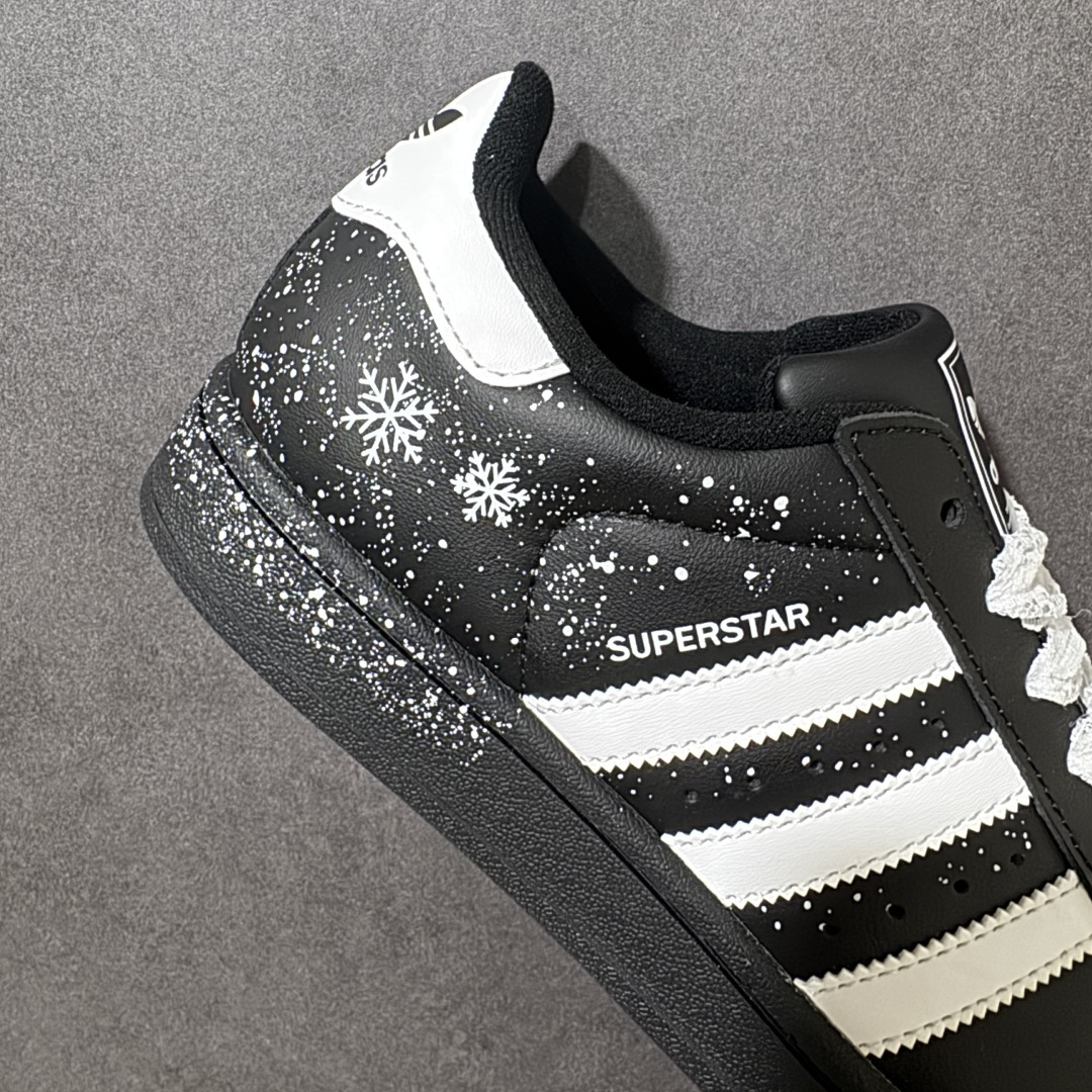 图片[7]-【定制款】Adidas Original Superstar 2 阿迪达斯 低帮 雪花款 贝壳头2代防滑耐磨轻便低邦板鞋 鞋身整体以黑色皮革打造，搭配经典黑色贝壳头，鞋身两侧经典锯齿三条杠Logo后侧采用雪花图案点缀，鞋带采用蕾丝状，都是整双鞋的点晴之笔，后跟装饰片白色，压印logo，最后以黑色大底完善整体设计收尾。复古运动风混搭趣味感。 货号：JH9977 尺码：35¹/₃ 36 36²/₃ 37¹/₃ 38 38²/₃ 39¹/₃ 40-选品中心