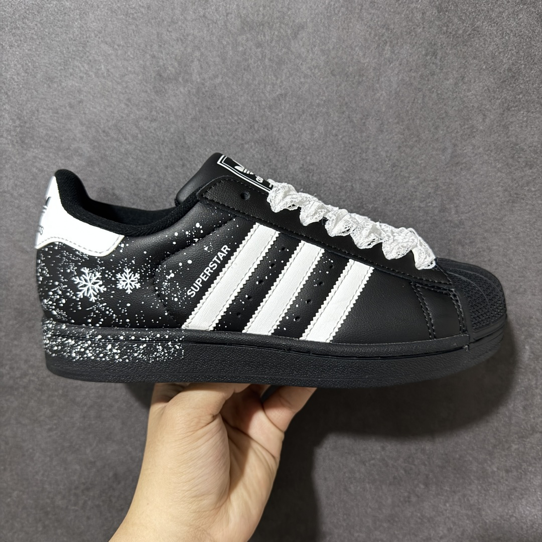【定制款】Adidas Original Superstar 2 阿迪达斯 低帮 雪花款 贝壳头2代防滑耐磨轻便低邦板鞋 鞋身整体以黑色皮革打造，搭配经典黑色贝壳头，鞋身两侧经典锯齿三条杠Logo后侧采用雪花图案点缀，鞋带采用蕾丝状，都是整双鞋的点晴之笔，后跟装饰片白色，压印logo，最后以黑色大底完善整体设计收尾。复古运动风混搭趣味感。 货号：JH9977 尺码：35¹/₃ 36 36²/₃ 37¹/₃ 38 38²/₃ 39¹/₃ 40-选品中心