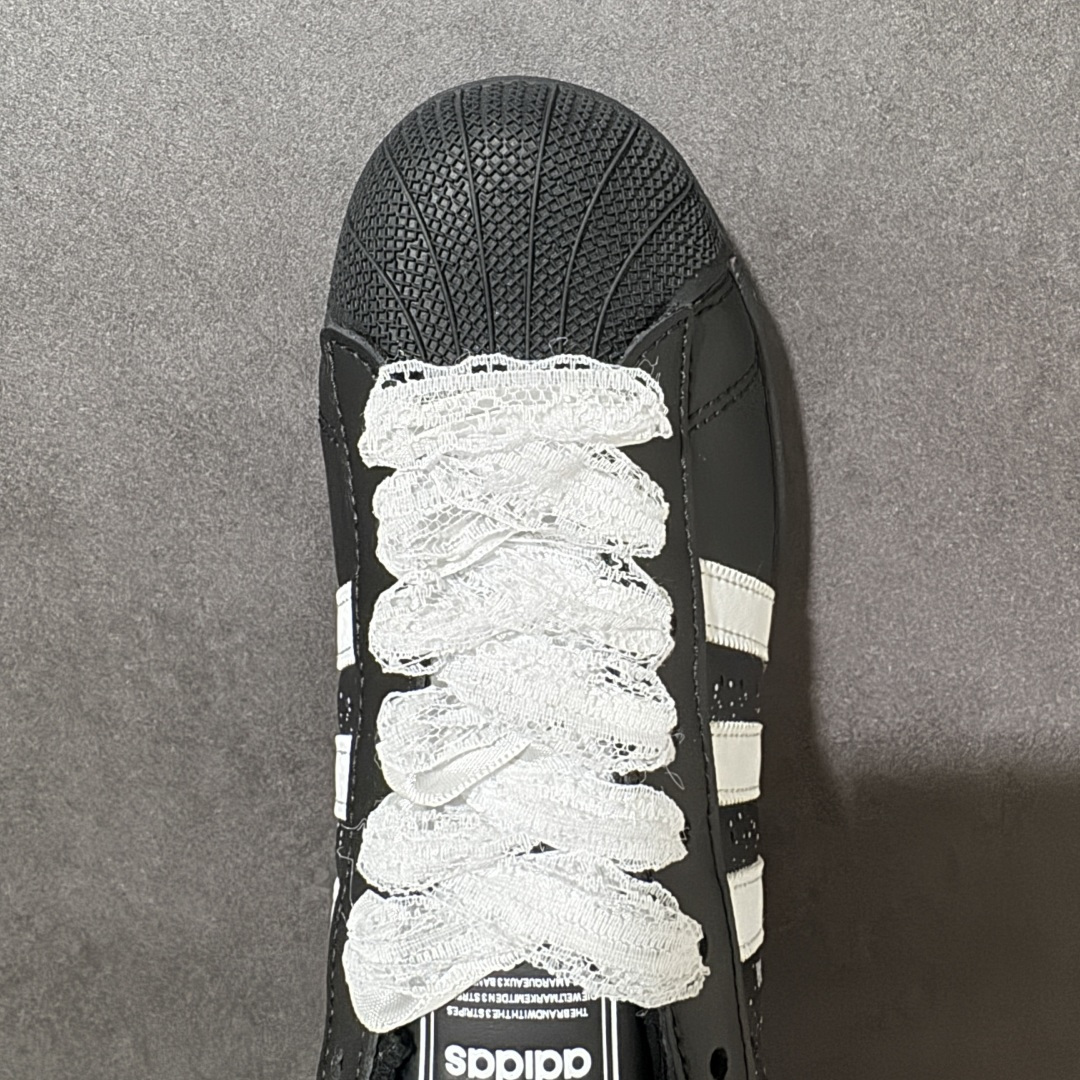 图片[5]-【定制款】Adidas Original Superstar 2 阿迪达斯 低帮 雪花款 贝壳头2代防滑耐磨轻便低邦板鞋 鞋身整体以黑色皮革打造，搭配经典黑色贝壳头，鞋身两侧经典锯齿三条杠Logo后侧采用雪花图案点缀，鞋带采用蕾丝状，都是整双鞋的点晴之笔，后跟装饰片白色，压印logo，最后以黑色大底完善整体设计收尾。复古运动风混搭趣味感。 货号：JH9977 尺码：35¹/₃ 36 36²/₃ 37¹/₃ 38 38²/₃ 39¹/₃ 40-选品中心