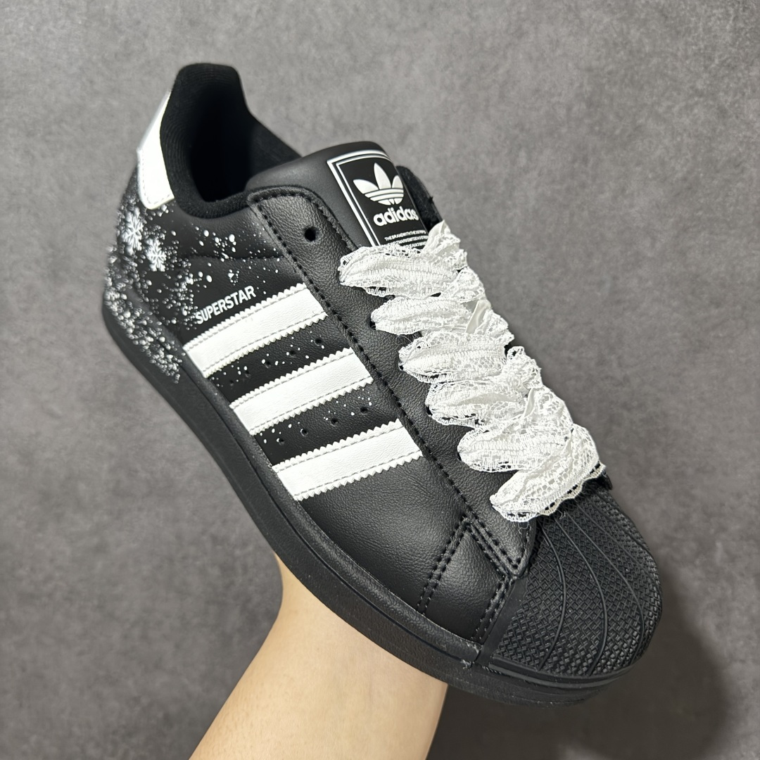 图片[3]-【定制款】Adidas Original Superstar 2 阿迪达斯 低帮 雪花款 贝壳头2代防滑耐磨轻便低邦板鞋 鞋身整体以黑色皮革打造，搭配经典黑色贝壳头，鞋身两侧经典锯齿三条杠Logo后侧采用雪花图案点缀，鞋带采用蕾丝状，都是整双鞋的点晴之笔，后跟装饰片白色，压印logo，最后以黑色大底完善整体设计收尾。复古运动风混搭趣味感。 货号：JH9977 尺码：35¹/₃ 36 36²/₃ 37¹/₃ 38 38²/₃ 39¹/₃ 40-选品中心