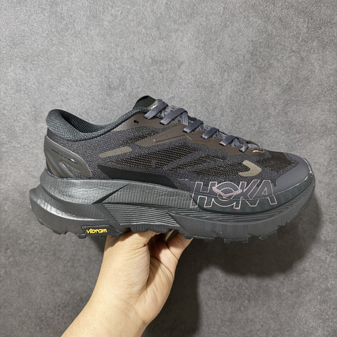 【公司级】HOKA U MAFATE x 低帮专业越野跑步鞋 此球鞋继承了HOKA的经典越野鞋型MAFATE SPEED4的设计 更在此基础上进行了创新和提升 使得它既适合户外越野跑，又充满了时尚潮流的元素。它的半透明鞋面设计 不仅让鞋身看起来更加轻便 而且提供了良好的透气性 而保护性的防撕裂尼龙面料，则确保了在复杂地形中的耐用性。 双层ProFly™中底的 用，是这款鞋的另一个亮点。 VIBRAM MEGAGRIP®及 LITEBASE®大底的搭载，更是让这款鞋在保持高抓地力的 减轻了鞋底的重量 货号： 1175208/JCK 尺码： 36 36.5 37.5 38 38.5 39 40 40.5 41.5 42 42.5 43 44 44.5 45-选品中心