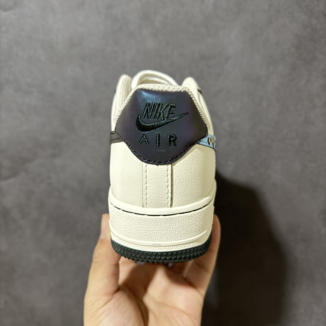 图片[4]-【定制版】手绘涂鸦“奶蓝豹趣”Nike Air Force 1 “Milk Blue Leopard Fun”空军一号定制板鞋 用奶白色皮革打造温柔慵懒的主调，像一杯温吞的牛乳茶，自带松弛感。点睛之笔是天蓝色底的豹纹 Swoosh，野性豹纹与清新蓝调碰撞，打破沉闷又不失俏皮，仿佛把春日里的灵动与复古趣味都缝进鞋面。黑色鞋带与外底形成利落对比，鞋侧迷你小勾与后跟深灰细节则增添了层次质感 货号：FB1839-199 尺码： 36 36.5 37.5 38 38.5 39 40 40.5 41 42 42.5 43 44 44.5 45-选品中心