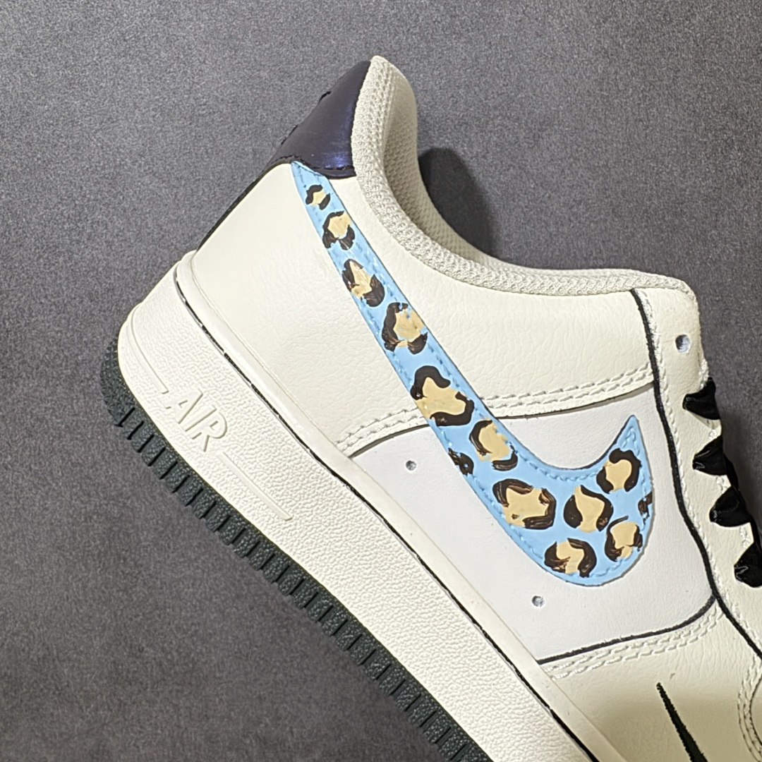 图片[7]-【定制版】手绘涂鸦“奶蓝豹趣”Nike Air Force 1 “Milk Blue Leopard Fun”空军一号定制板鞋 用奶白色皮革打造温柔慵懒的主调，像一杯温吞的牛乳茶，自带松弛感。点睛之笔是天蓝色底的豹纹 Swoosh，野性豹纹与清新蓝调碰撞，打破沉闷又不失俏皮，仿佛把春日里的灵动与复古趣味都缝进鞋面。黑色鞋带与外底形成利落对比，鞋侧迷你小勾与后跟深灰细节则增添了层次质感 货号：FB1839-199 尺码： 36 36.5 37.5 38 38.5 39 40 40.5 41 42 42.5 43 44 44.5 45-选品中心
