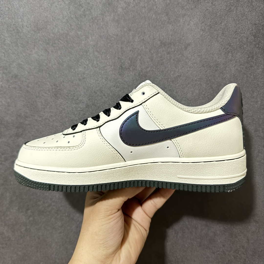 图片[2]-【定制版】手绘涂鸦“奶蓝豹趣”Nike Air Force 1 “Milk Blue Leopard Fun”空军一号定制板鞋 用奶白色皮革打造温柔慵懒的主调，像一杯温吞的牛乳茶，自带松弛感。点睛之笔是天蓝色底的豹纹 Swoosh，野性豹纹与清新蓝调碰撞，打破沉闷又不失俏皮，仿佛把春日里的灵动与复古趣味都缝进鞋面。黑色鞋带与外底形成利落对比，鞋侧迷你小勾与后跟深灰细节则增添了层次质感 货号：FB1839-199 尺码： 36 36.5 37.5 38 38.5 39 40 40.5 41 42 42.5 43 44 44.5 45-选品中心