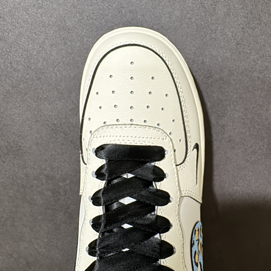 图片[5]-【定制版】手绘涂鸦“奶蓝豹趣”Nike Air Force 1 “Milk Blue Leopard Fun”空军一号定制板鞋 用奶白色皮革打造温柔慵懒的主调，像一杯温吞的牛乳茶，自带松弛感。点睛之笔是天蓝色底的豹纹 Swoosh，野性豹纹与清新蓝调碰撞，打破沉闷又不失俏皮，仿佛把春日里的灵动与复古趣味都缝进鞋面。黑色鞋带与外底形成利落对比，鞋侧迷你小勾与后跟深灰细节则增添了层次质感 货号：FB1839-199 尺码： 36 36.5 37.5 38 38.5 39 40 40.5 41 42 42.5 43 44 44.5 45-选品中心