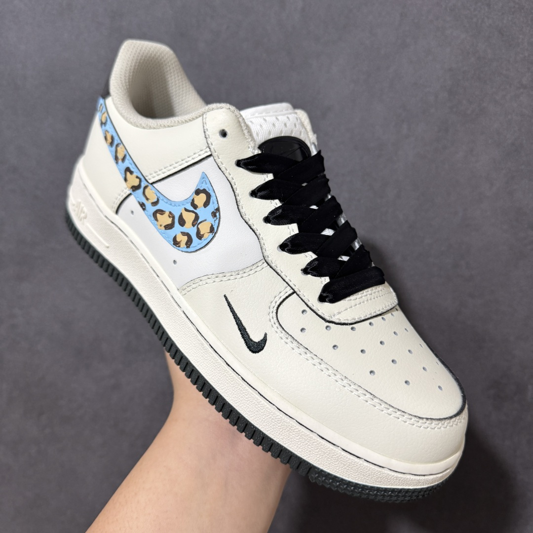 图片[3]-【定制版】手绘涂鸦“奶蓝豹趣”Nike Air Force 1 “Milk Blue Leopard Fun”空军一号定制板鞋 用奶白色皮革打造温柔慵懒的主调，像一杯温吞的牛乳茶，自带松弛感。点睛之笔是天蓝色底的豹纹 Swoosh，野性豹纹与清新蓝调碰撞，打破沉闷又不失俏皮，仿佛把春日里的灵动与复古趣味都缝进鞋面。黑色鞋带与外底形成利落对比，鞋侧迷你小勾与后跟深灰细节则增添了层次质感 货号：FB1839-199 尺码： 36 36.5 37.5 38 38.5 39 40 40.5 41 42 42.5 43 44 44.5 45-选品中心