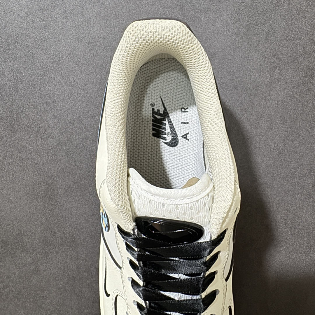 图片[6]-【定制版】手绘涂鸦“奶蓝豹趣”Nike Air Force 1 “Milk Blue Leopard Fun”空军一号定制板鞋 用奶白色皮革打造温柔慵懒的主调，像一杯温吞的牛乳茶，自带松弛感。点睛之笔是天蓝色底的豹纹 Swoosh，野性豹纹与清新蓝调碰撞，打破沉闷又不失俏皮，仿佛把春日里的灵动与复古趣味都缝进鞋面。黑色鞋带与外底形成利落对比，鞋侧迷你小勾与后跟深灰细节则增添了层次质感 货号：FB1839-199 尺码： 36 36.5 37.5 38 38.5 39 40 40.5 41 42 42.5 43 44 44.5 45-选品中心