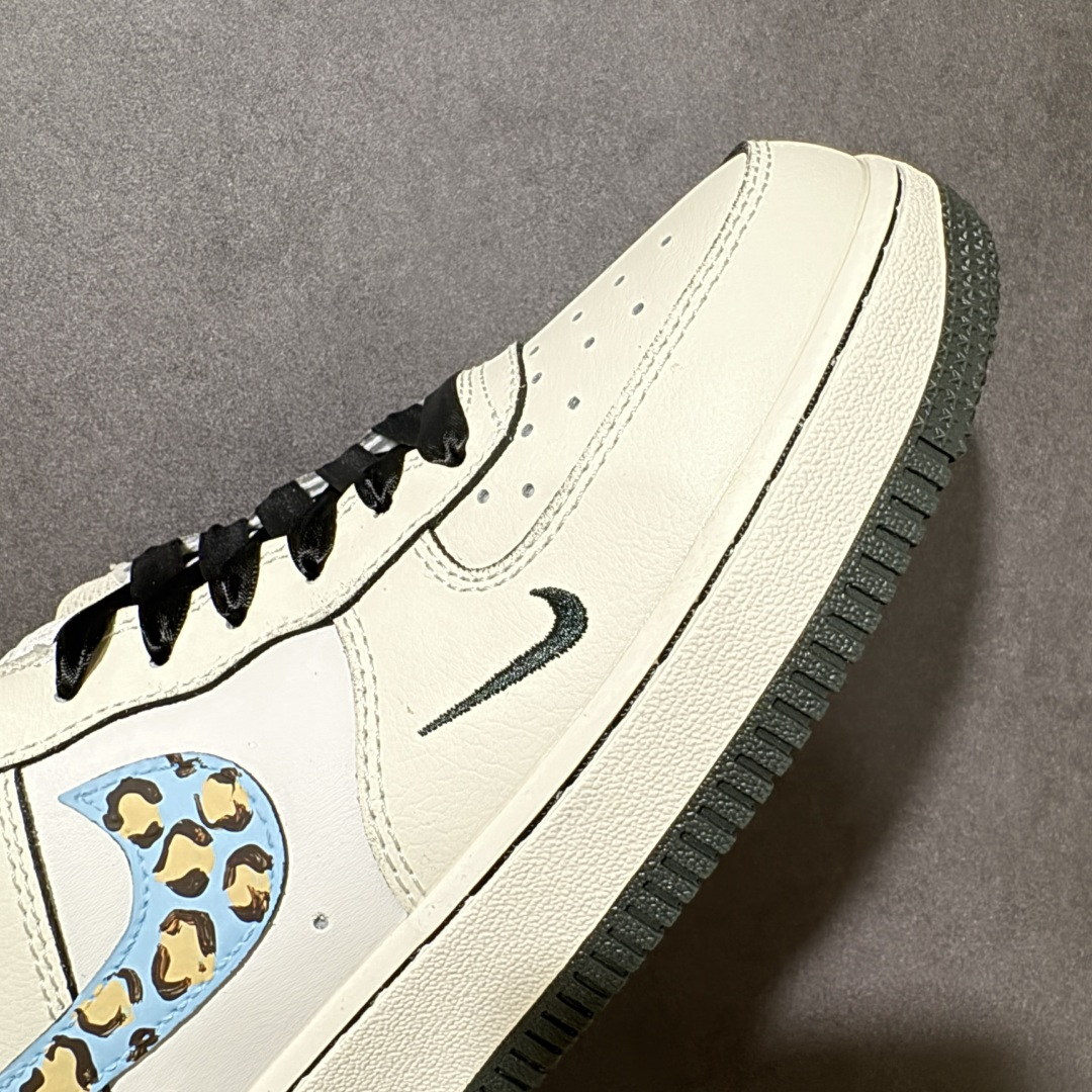 图片[8]-【定制版】手绘涂鸦“奶蓝豹趣”Nike Air Force 1 “Milk Blue Leopard Fun”空军一号定制板鞋 用奶白色皮革打造温柔慵懒的主调，像一杯温吞的牛乳茶，自带松弛感。点睛之笔是天蓝色底的豹纹 Swoosh，野性豹纹与清新蓝调碰撞，打破沉闷又不失俏皮，仿佛把春日里的灵动与复古趣味都缝进鞋面。黑色鞋带与外底形成利落对比，鞋侧迷你小勾与后跟深灰细节则增添了层次质感 货号：FB1839-199 尺码： 36 36.5 37.5 38 38.5 39 40 40.5 41 42 42.5 43 44 44.5 45-选品中心