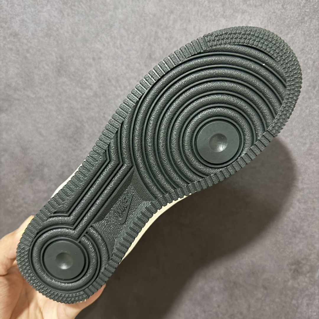 图片[9]-【定制版】手绘涂鸦“奶蓝豹趣”Nike Air Force 1 “Milk Blue Leopard Fun”空军一号定制板鞋 用奶白色皮革打造温柔慵懒的主调，像一杯温吞的牛乳茶，自带松弛感。点睛之笔是天蓝色底的豹纹 Swoosh，野性豹纹与清新蓝调碰撞，打破沉闷又不失俏皮，仿佛把春日里的灵动与复古趣味都缝进鞋面。黑色鞋带与外底形成利落对比，鞋侧迷你小勾与后跟深灰细节则增添了层次质感 货号：FB1839-199 尺码： 36 36.5 37.5 38 38.5 39 40 40.5 41 42 42.5 43 44 44.5 45-选品中心