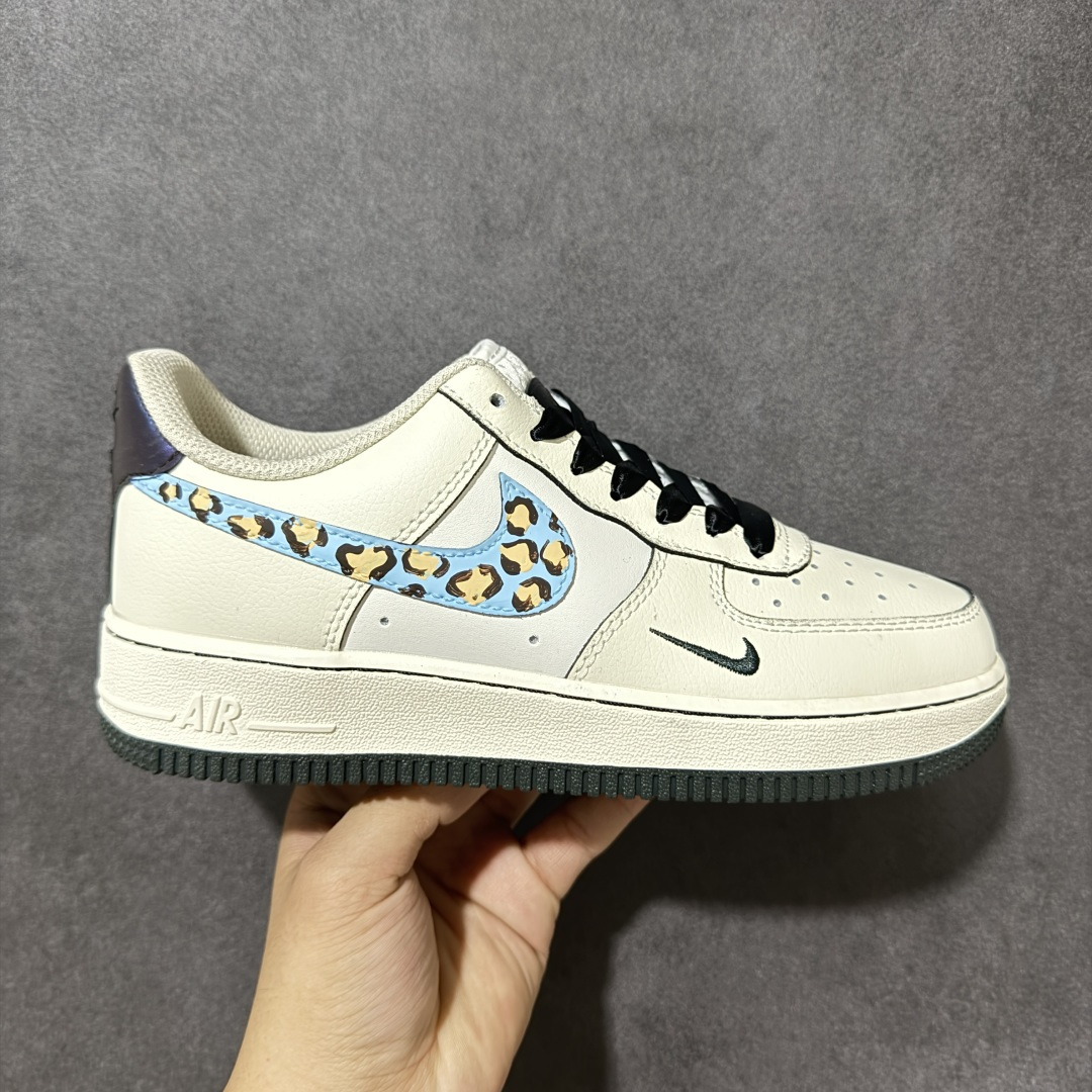 【定制版】手绘涂鸦“奶蓝豹趣”Nike Air Force 1 “Milk Blue Leopard Fun”空军一号定制板鞋 用奶白色皮革打造温柔慵懒的主调，像一杯温吞的牛乳茶，自带松弛感。点睛之笔是天蓝色底的豹纹 Swoosh，野性豹纹与清新蓝调碰撞，打破沉闷又不失俏皮，仿佛把春日里的灵动与复古趣味都缝进鞋面。黑色鞋带与外底形成利落对比，鞋侧迷你小勾与后跟深灰细节则增添了层次质感 货号：FB1839-199 尺码： 36 36.5 37.5 38 38.5 39 40 40.5 41 42 42.5 43 44 44.5 45-选品中心