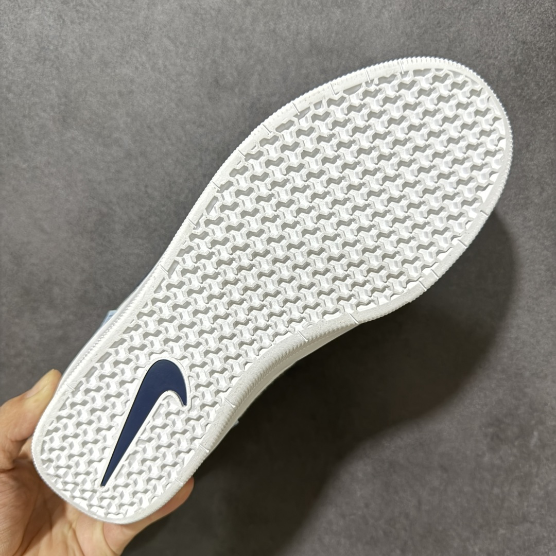 图片[9]-【公司级】Nike SB Force 58 Low 耐克 低帮 蓝色 男女同款 防滑耐磨轻便低邦板鞋 鞋款外观以浅蓝色色调为主，白色的鞋身搭配侧身深蓝Swoosh Logo及鞋带，在鞋舌标签上、鞋后跟处以及鞋底处有Swoosh Logo，细节非常到位；该鞋款采用皮革与织物组合鞋面，兼具出色透气性与耐穿性，采用帆布和翻毛皮组合材料，包边设计，经久耐穿；外底饰有Trih-starb纹路，可灵活伸展，为双足带来出众抓地力和非凡触板感，加厚鞋舌， 低帮鞋口处填充厚实，富有弹性内衬，妥帖包裹双足。 货号：DV5477-404（2026.01.01发售） 尺码：35.5 36 36.5 37.5 38 38.5 39 40 40.5 41 42 42.5 43 44 45-选品中心