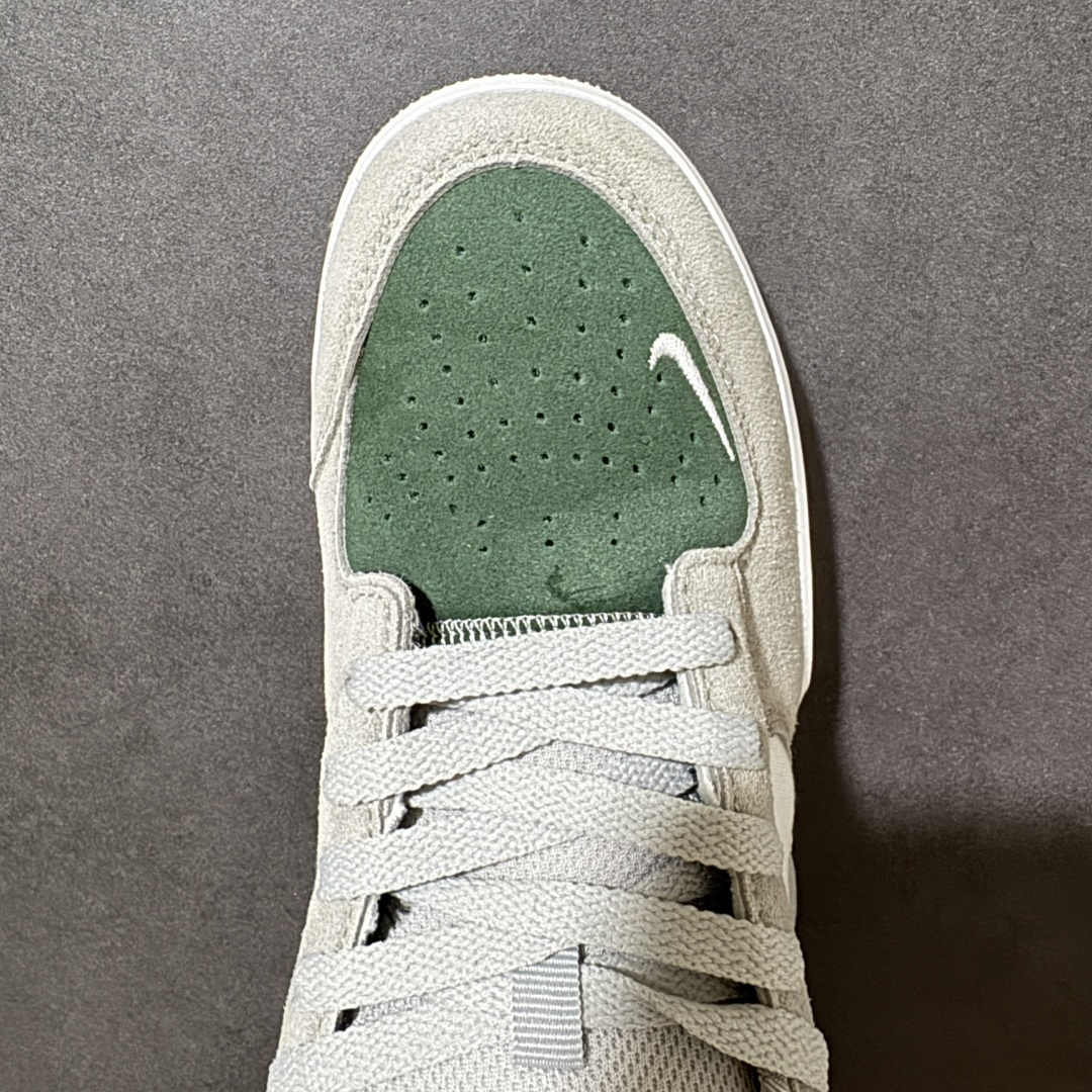 图片[5]-【公司级】Nike SB Force 58 Low 耐克 低帮 蓝色 男女同款 防滑耐磨轻便低邦板鞋 鞋款外观以浅蓝色色调为主，白色的鞋身搭配侧身深蓝Swoosh Logo及鞋带，在鞋舌标签上、鞋后跟处以及鞋底处有Swoosh Logo，细节非常到位；该鞋款采用皮革与织物组合鞋面，兼具出色透气性与耐穿性，采用帆布和翻毛皮组合材料，包边设计，经久耐穿；外底饰有Trih-starb纹路，可灵活伸展，为双足带来出众抓地力和非凡触板感，加厚鞋舌， 低帮鞋口处填充厚实，富有弹性内衬，妥帖包裹双足。 货号：DV5477-105（2026.01.01发售） 尺码：35.5 36 36.5 37.5 38 38.5 39 40 40.5 41 42 42.5 43 44 45-选品中心